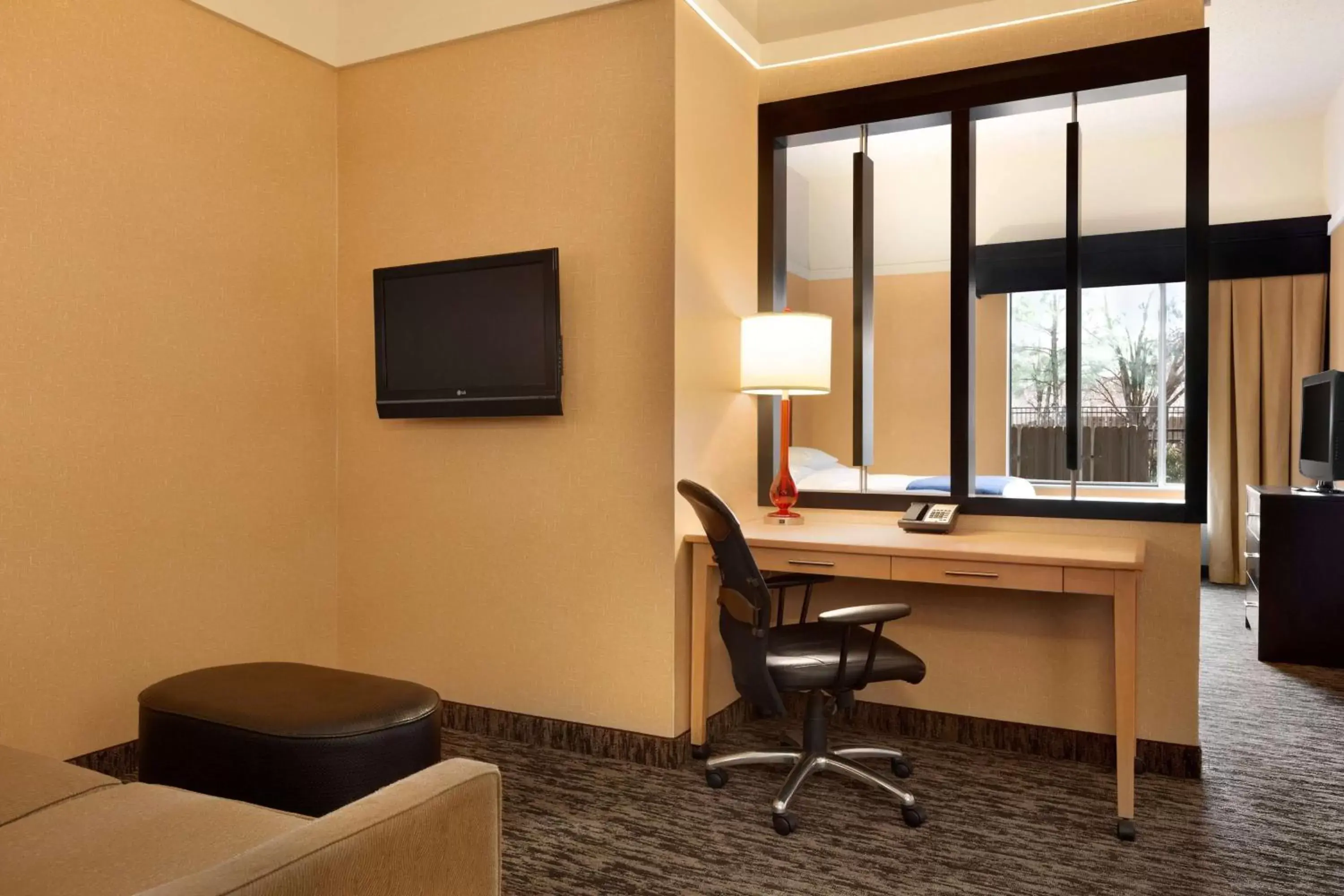Bedroom, TV/Entertainment Center in DoubleTree by Hilton Hotel Oklahoma City Airport