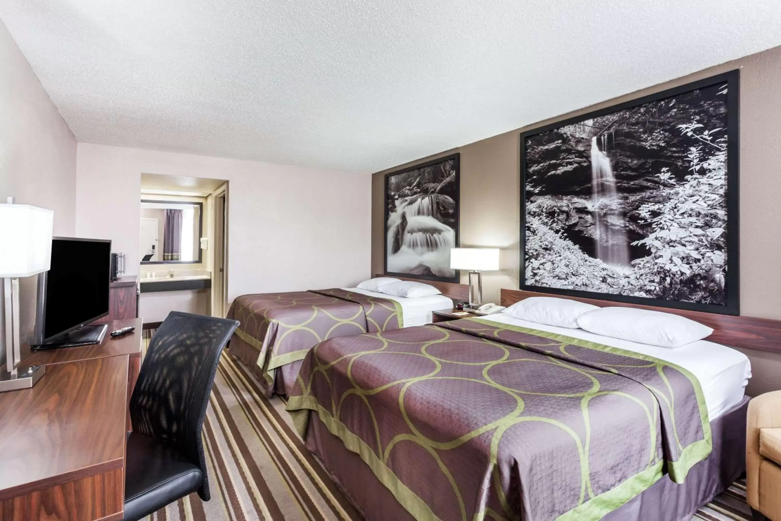 Photo of the whole room, Bed in Super 8 by Wyndham Pigeon Forge-Emert St