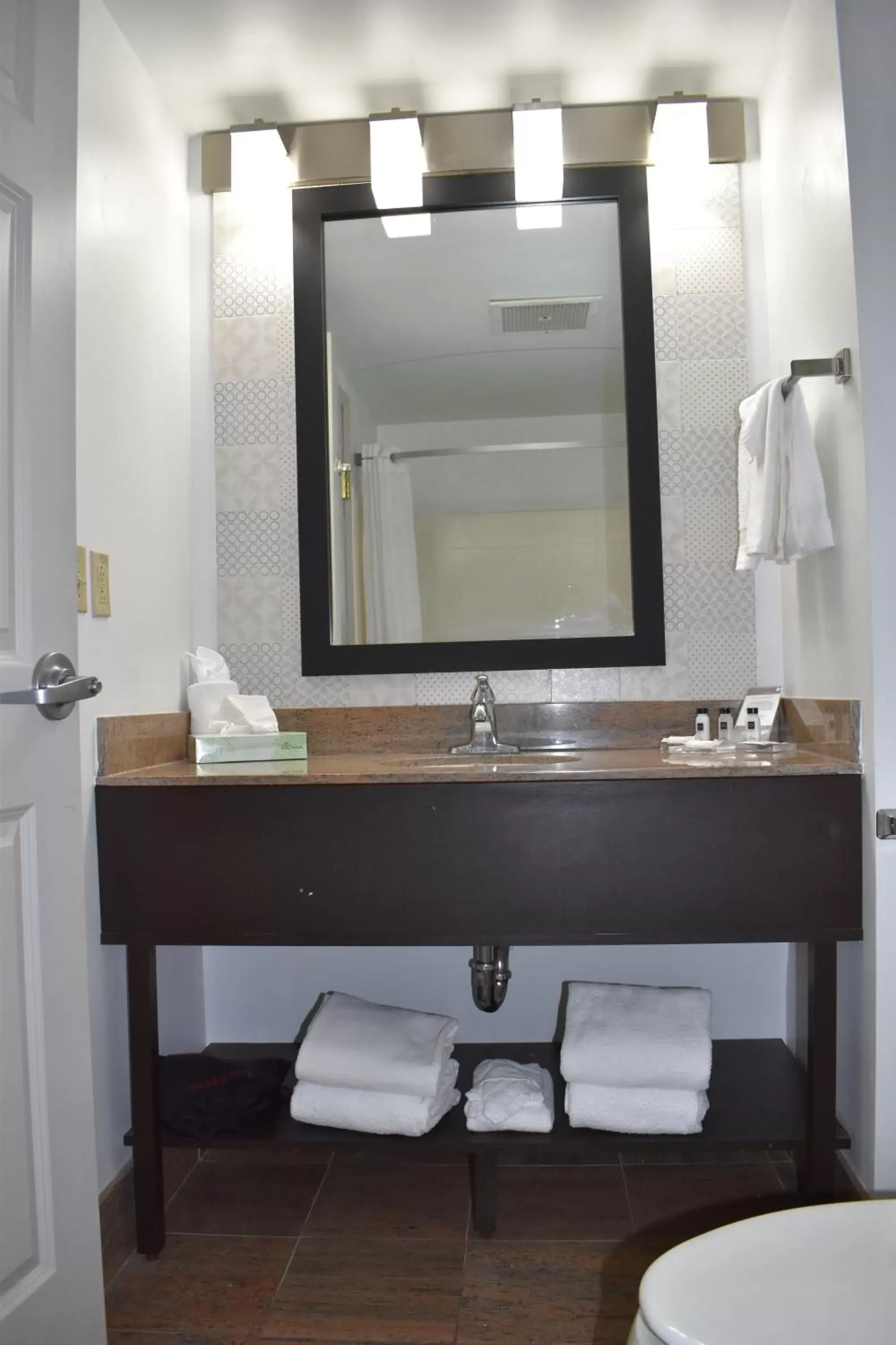 Bathroom in Country Inn & Suites by Radisson, Hagerstown, MD