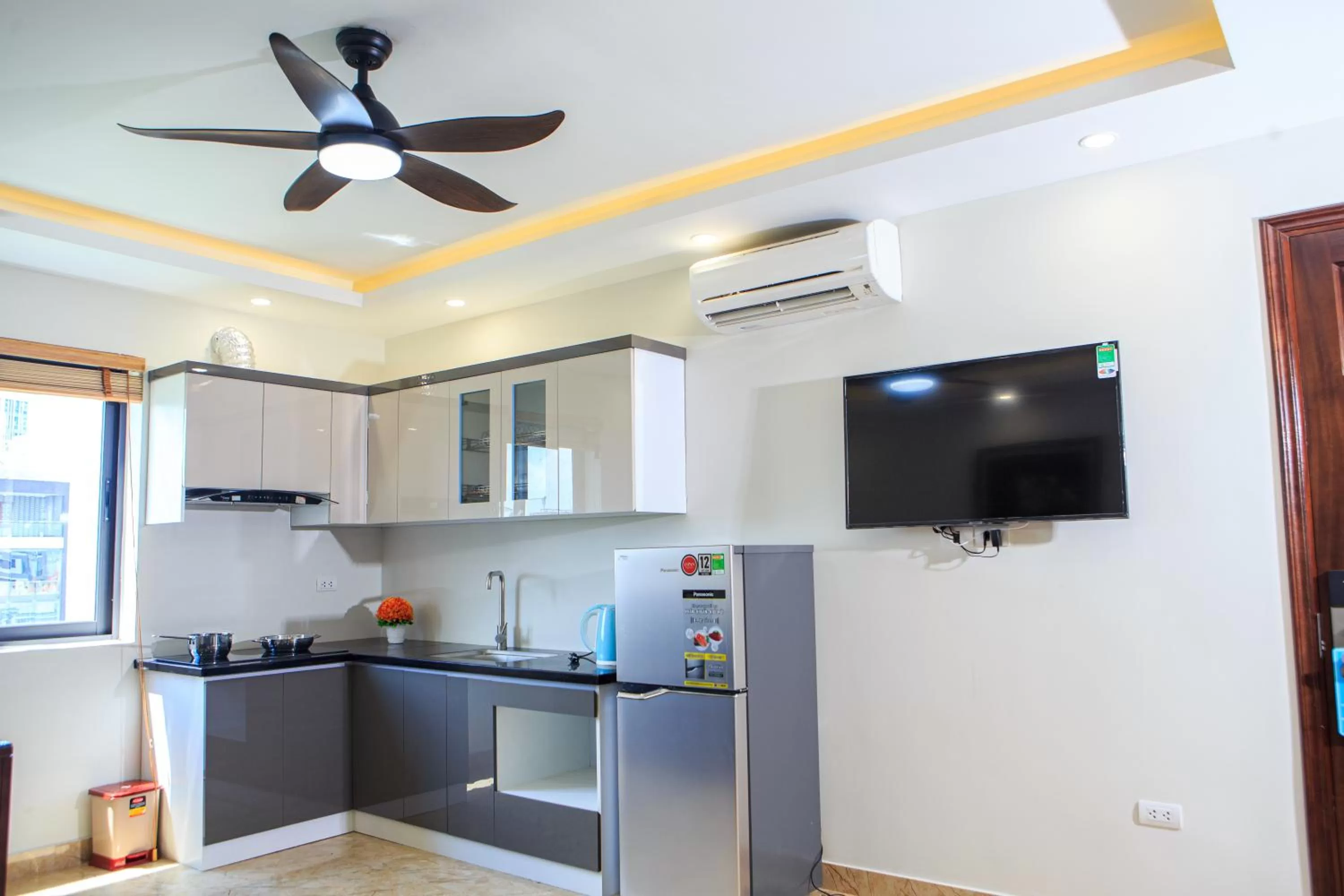 Living room, Kitchen/Kitchenette in Paloma Hotel & Apartment