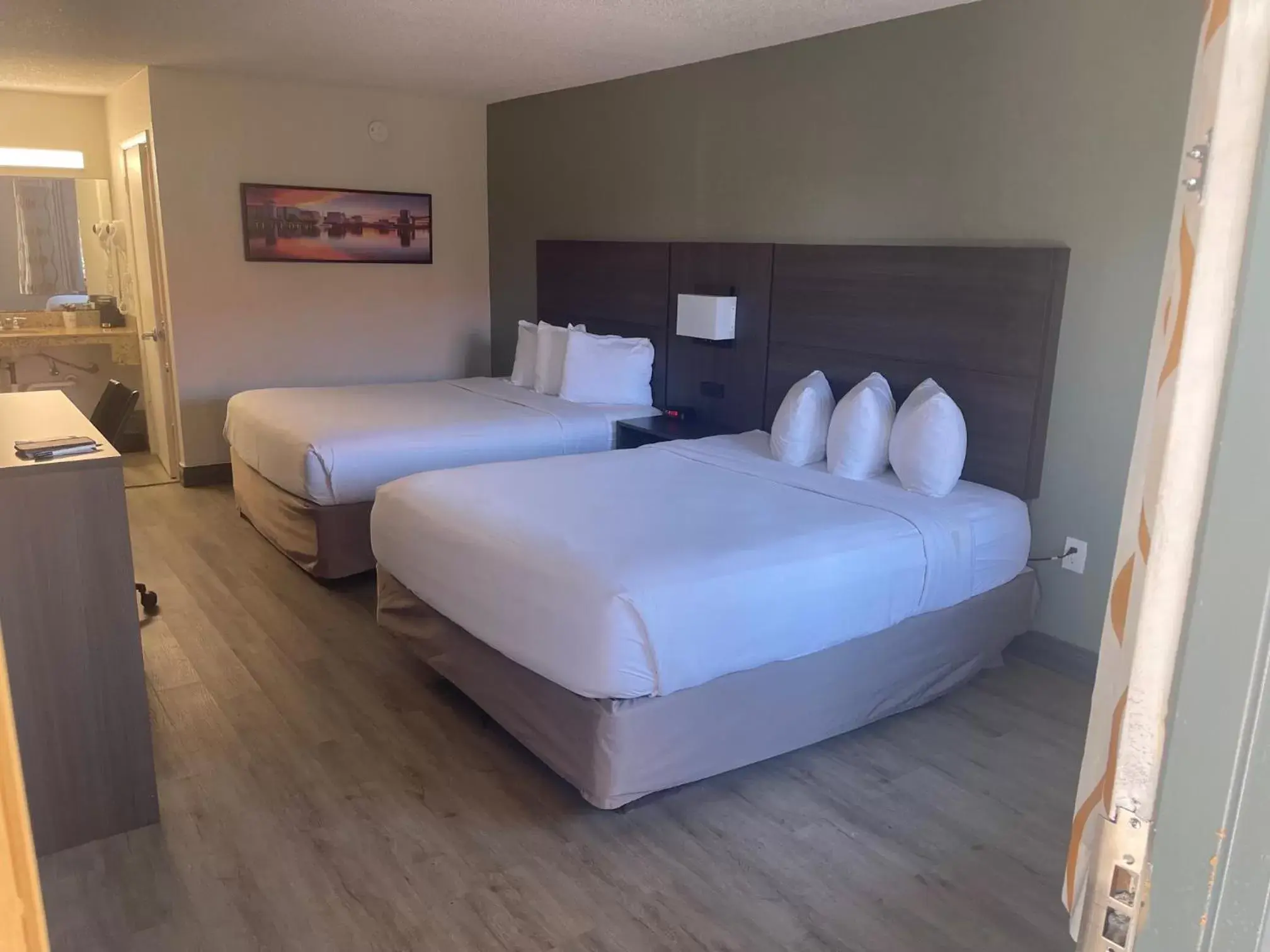 Photo of the whole room, Bed in Days Inn & Suites by Wyndham Orlando East UCF Area