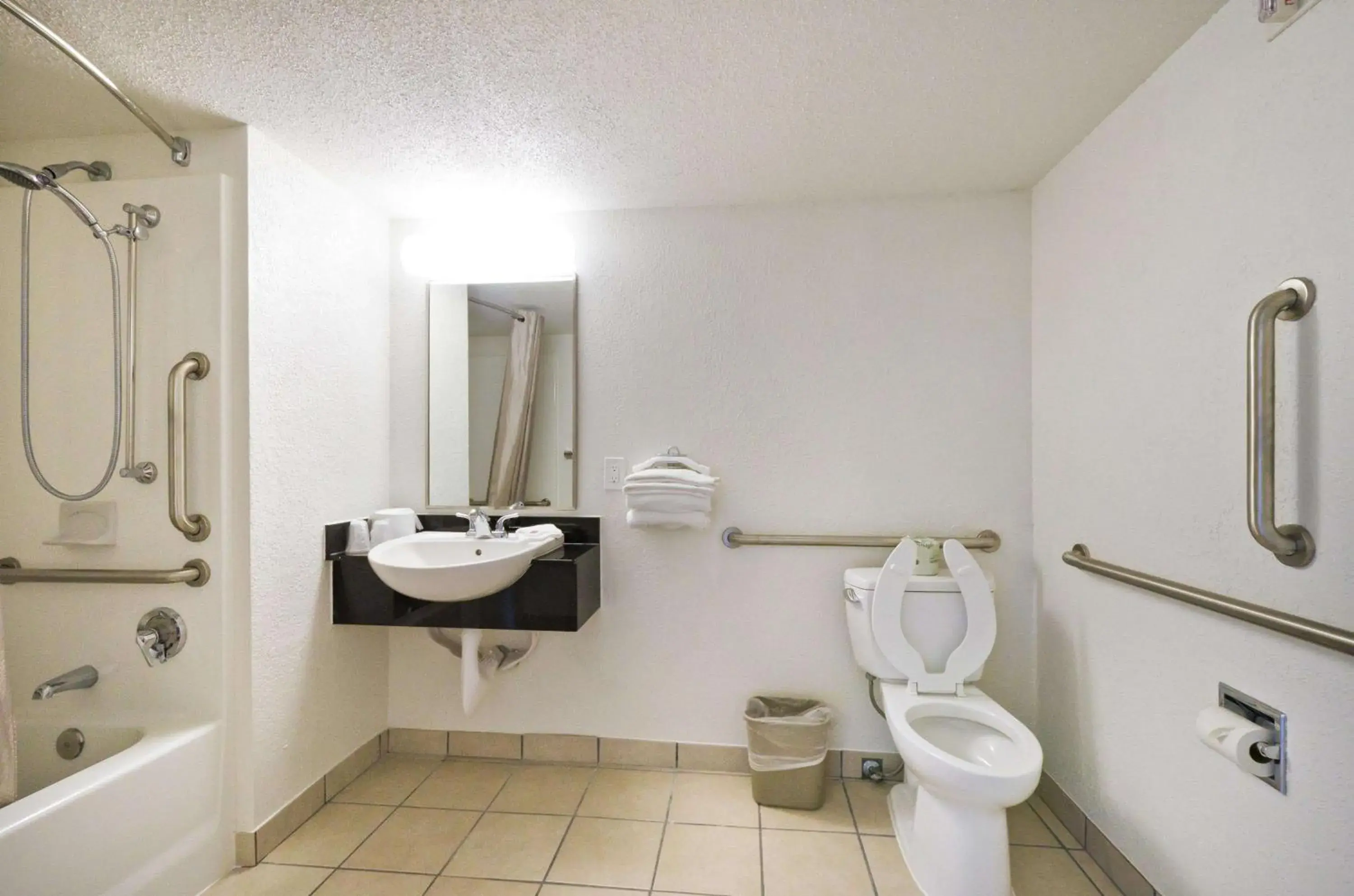 Shower, Bathroom in Motel 6-Springfield, DC - Washington Southwest