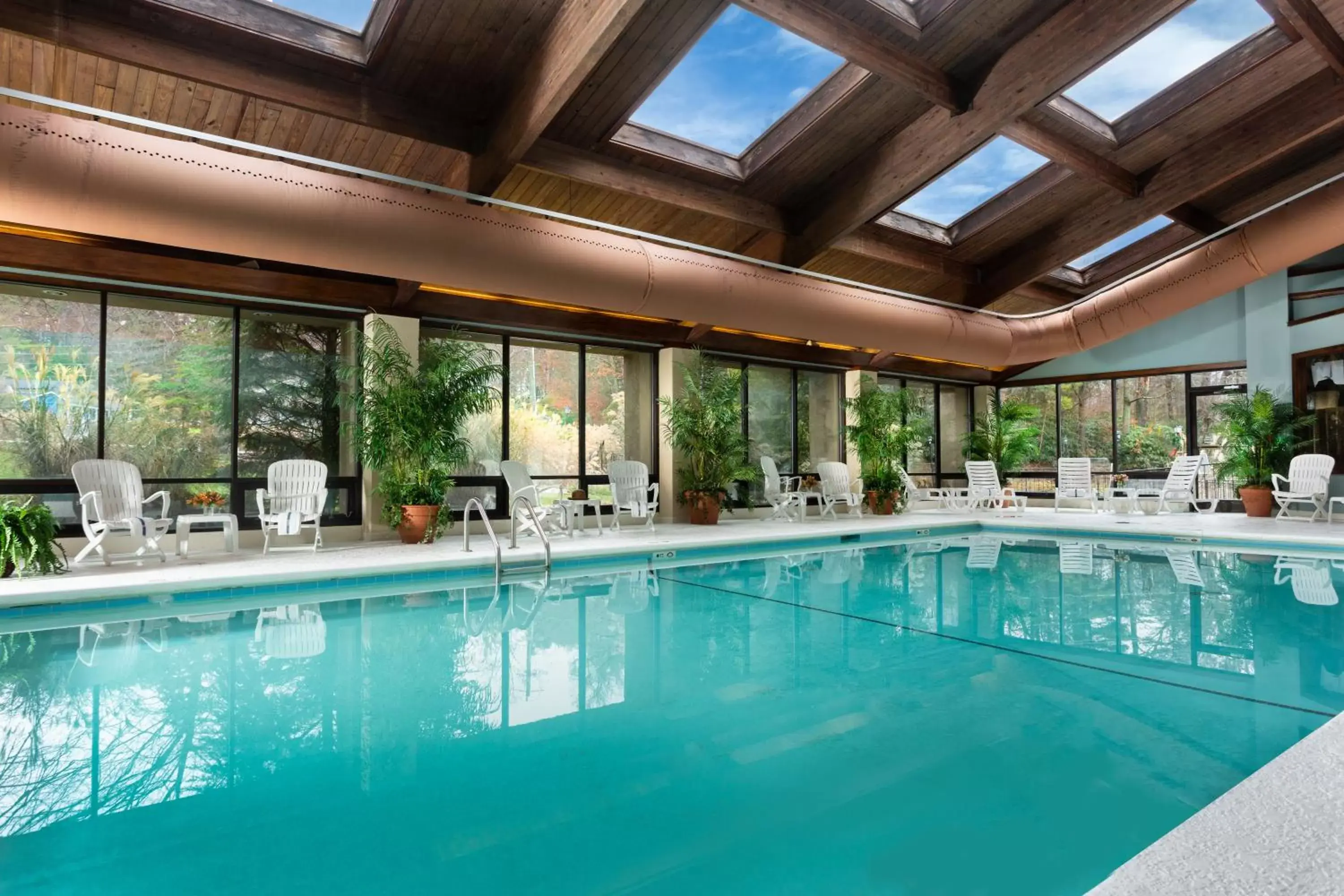 Swimming pool in Meadowbrook Inn Swimming pool in Meadowbrook Inn