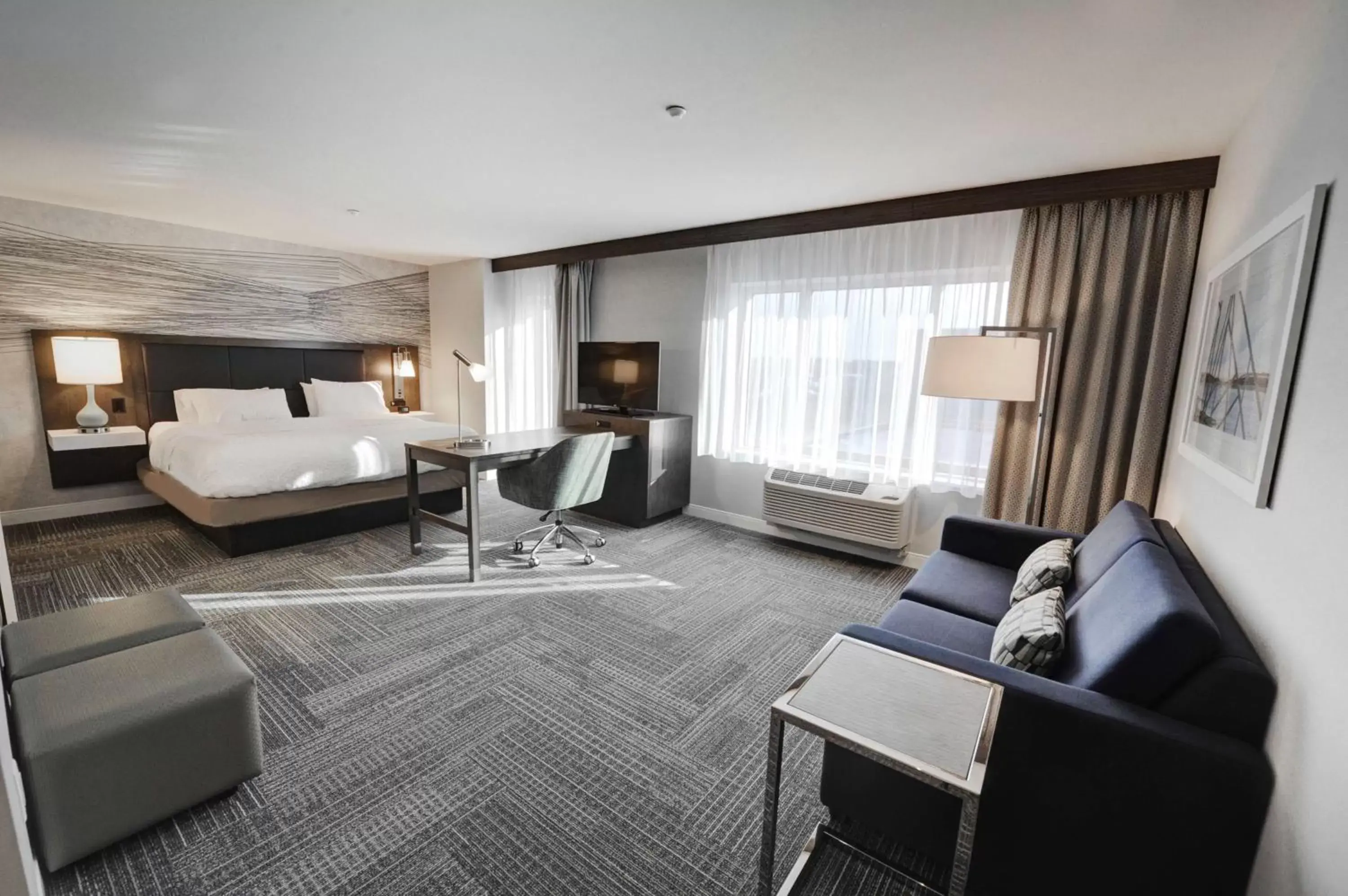 Bedroom, Seating Area in Hampton Inn & Suites By Hilton Quebec City /Saint-Romuald