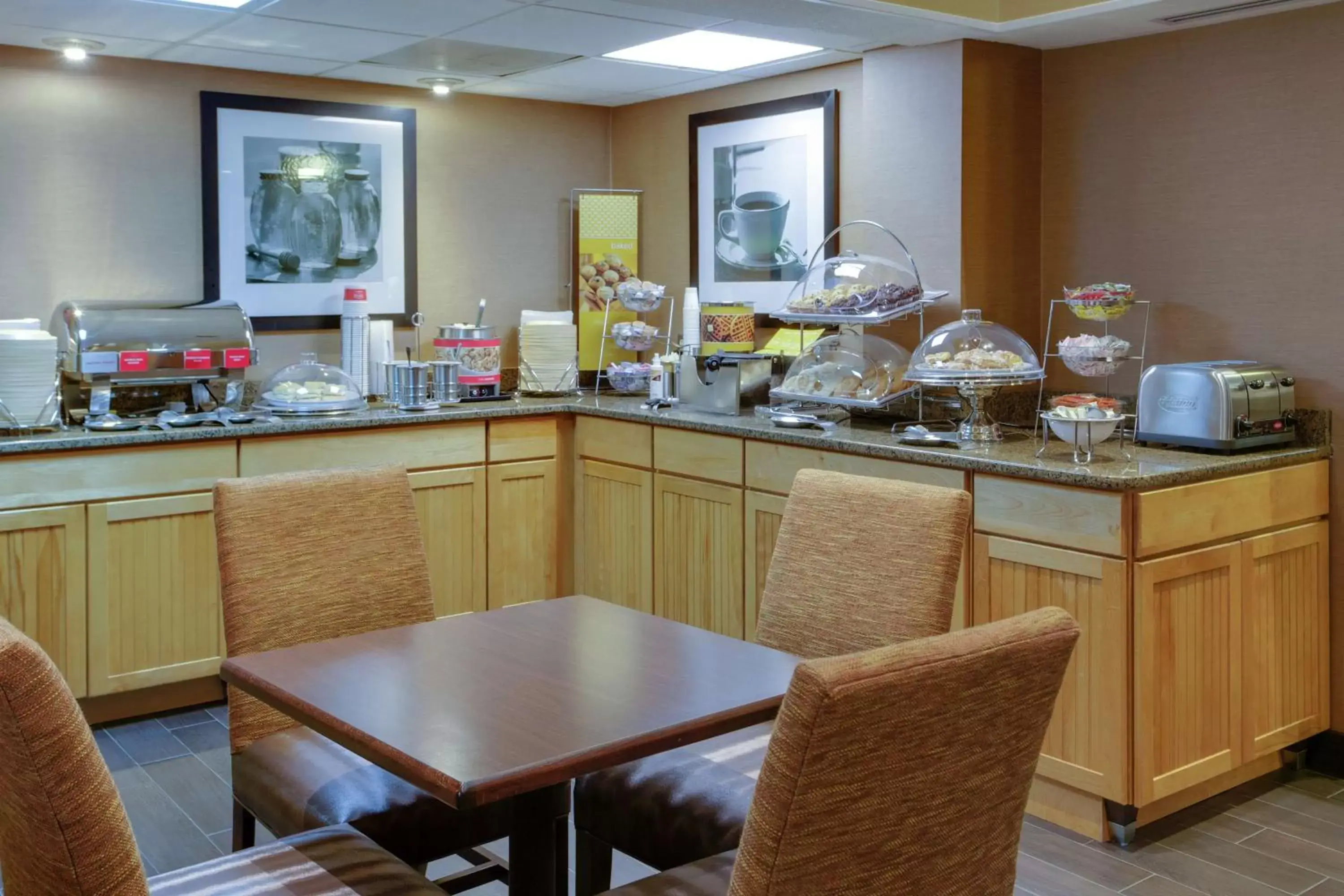 Breakfast, Restaurant/Places to Eat in Hampton Inn Chester