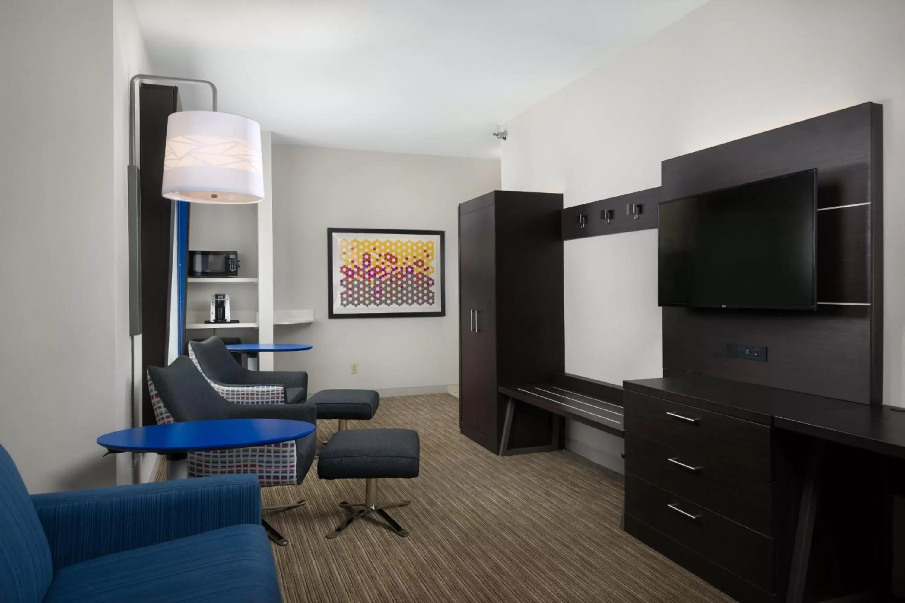 Photo of the whole room, TV/Entertainment Center in Holiday Inn Express Independence - Kansas City, an IHG Hotel