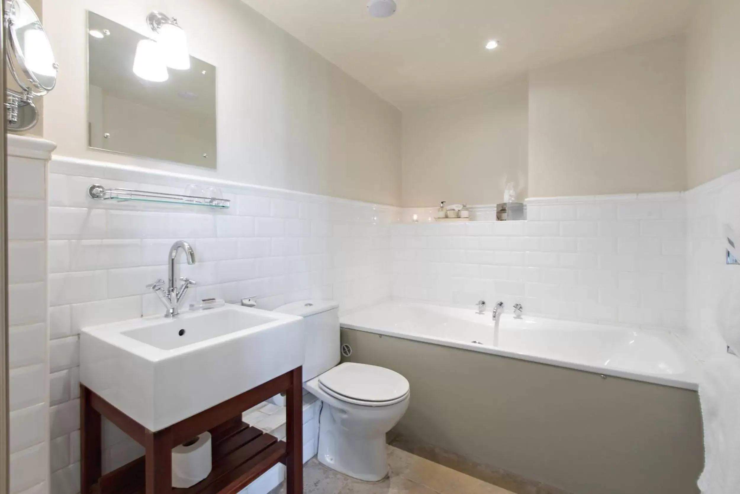 Toilet, Bathroom in The White Swan Inn