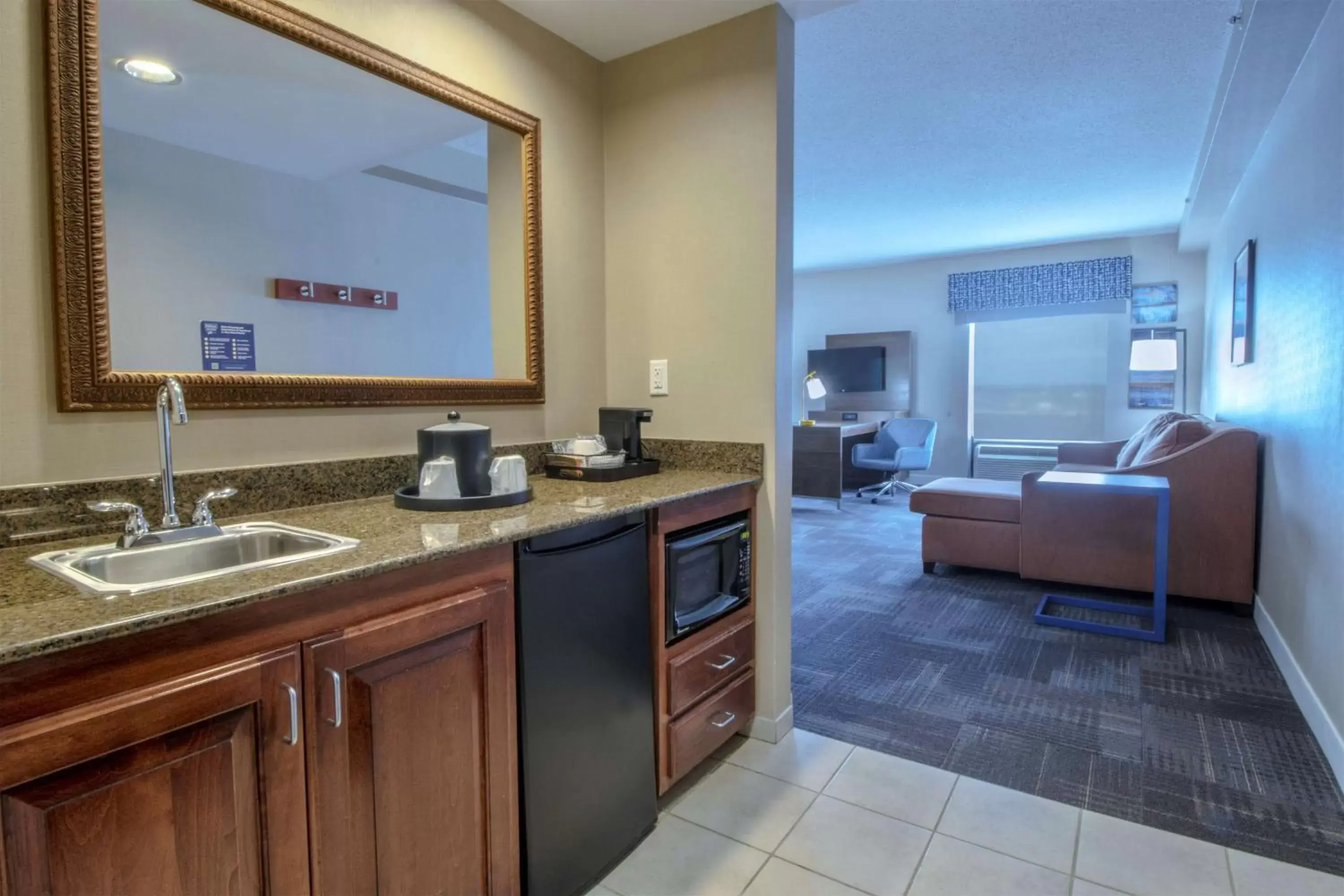 Photo of the whole room, Kitchen/Kitchenette in Hampton Inn & Suites Chesapeake-Battlefield Boulevard