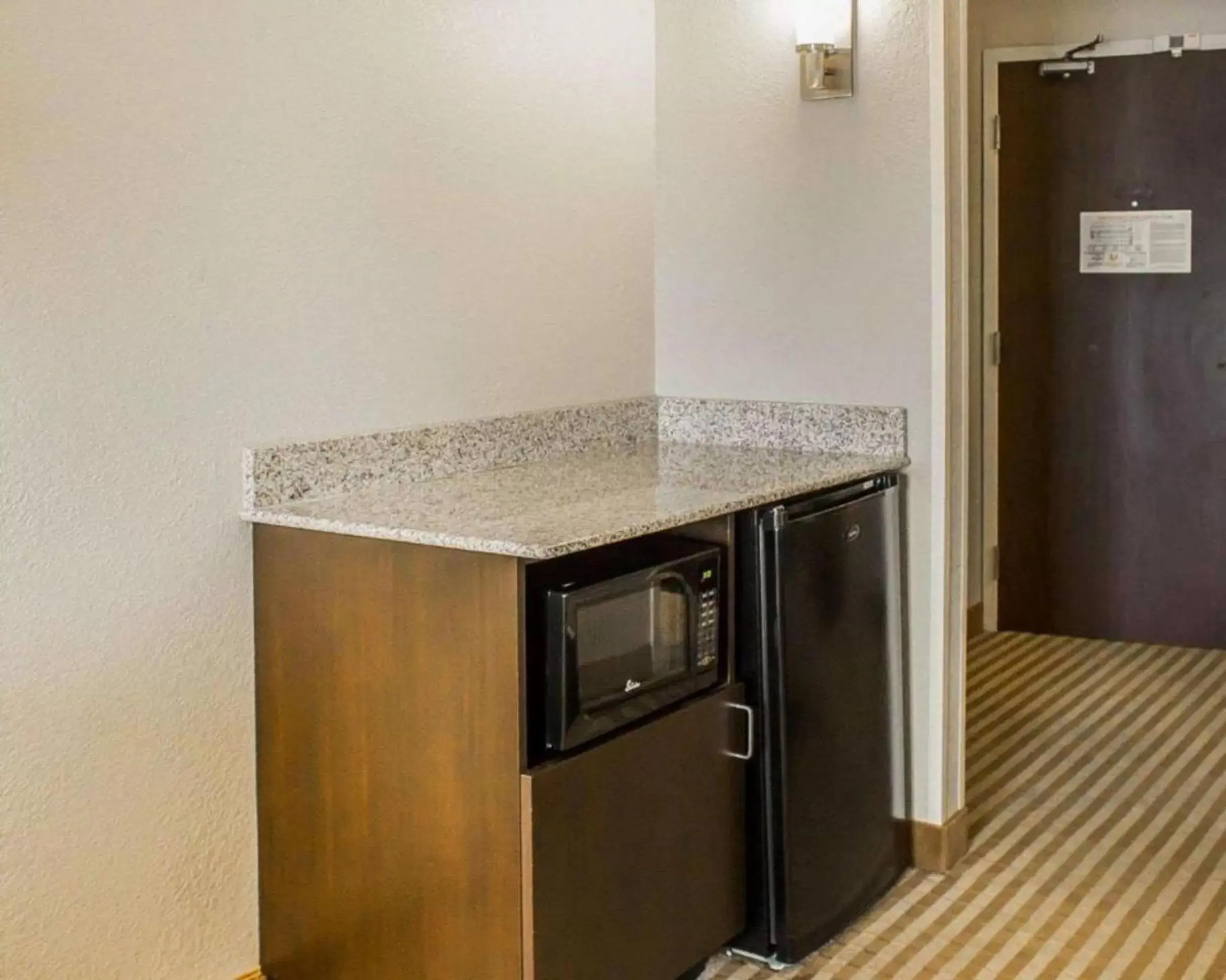 minibar, Kitchen/Kitchenette in Comfort Suites Columbus East Broad