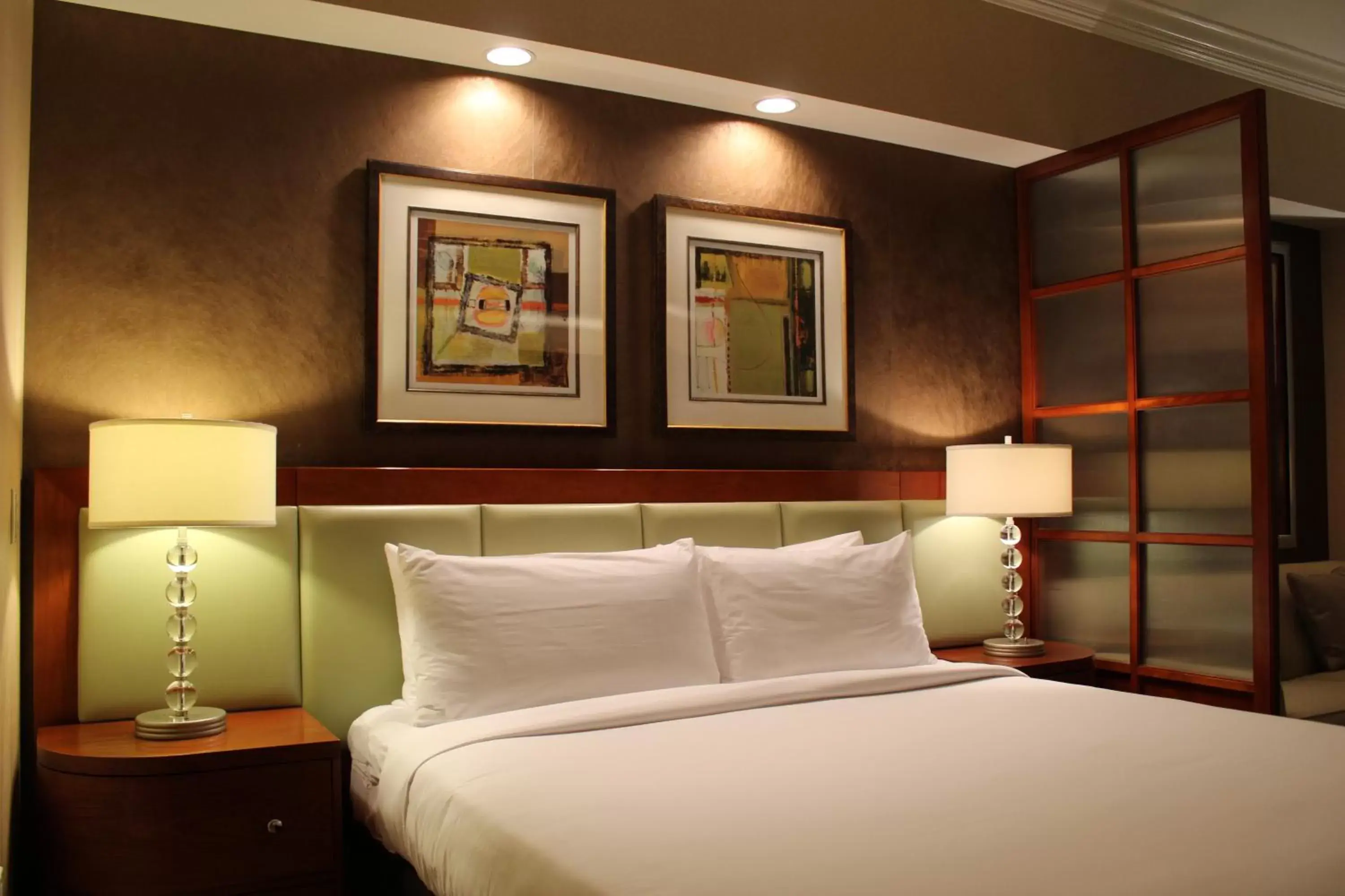 Bedroom, Bed in Luxury Suites International at The Signature