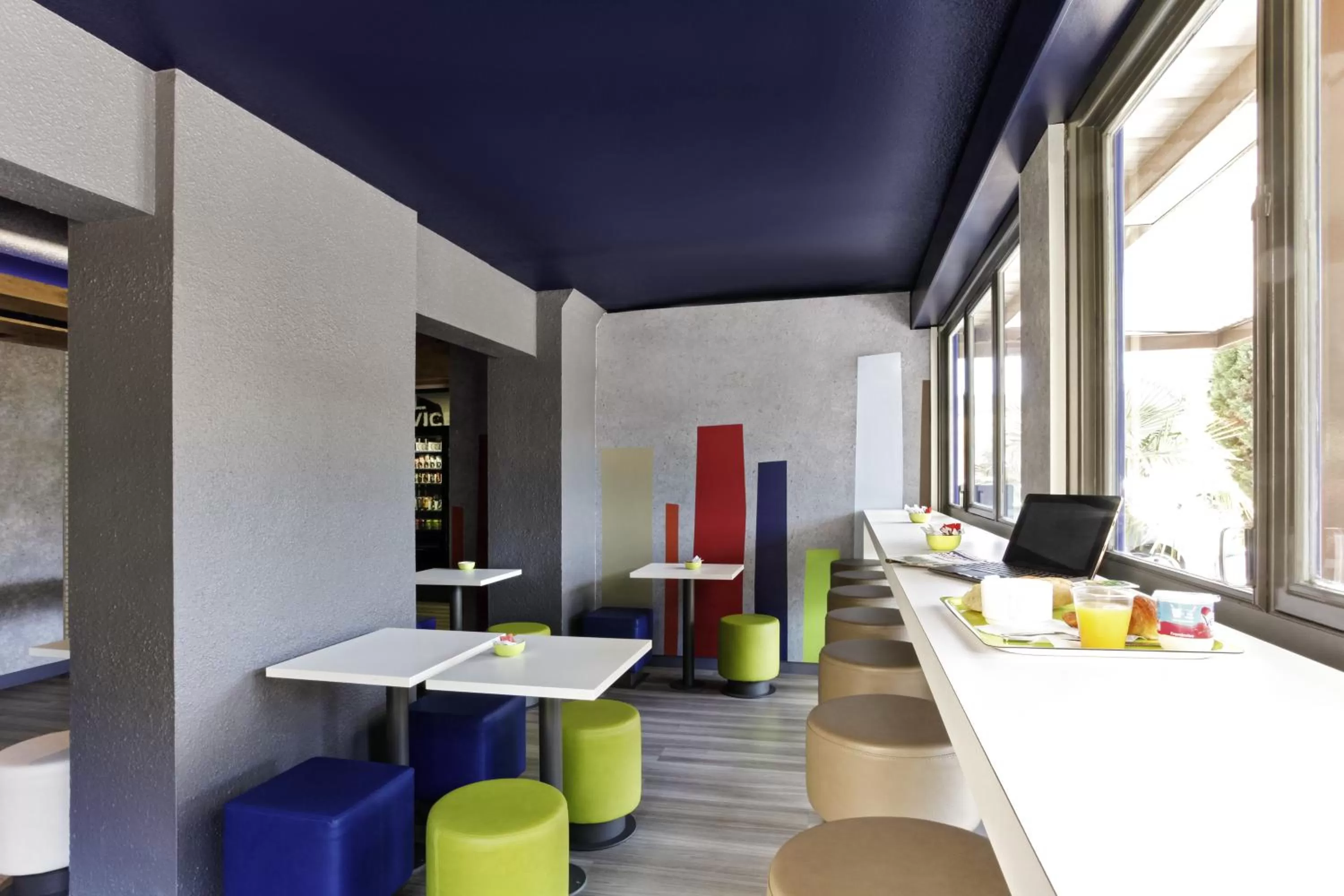 Lounge or bar in IBIS Budget Aix en Provence Est Le Canet