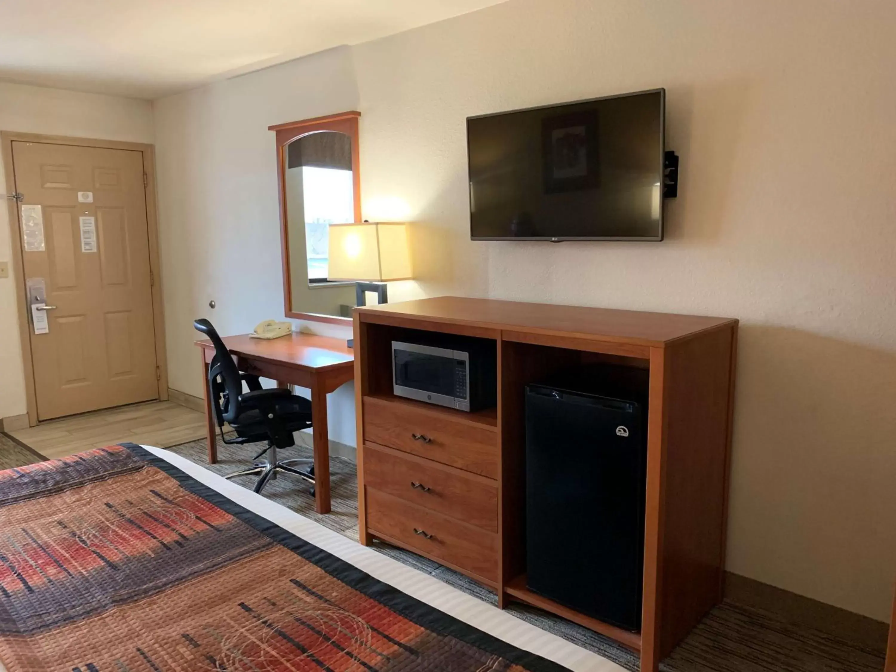 Photo of the whole room, TV/Entertainment Center in Best Western Grande River Inn & Suites