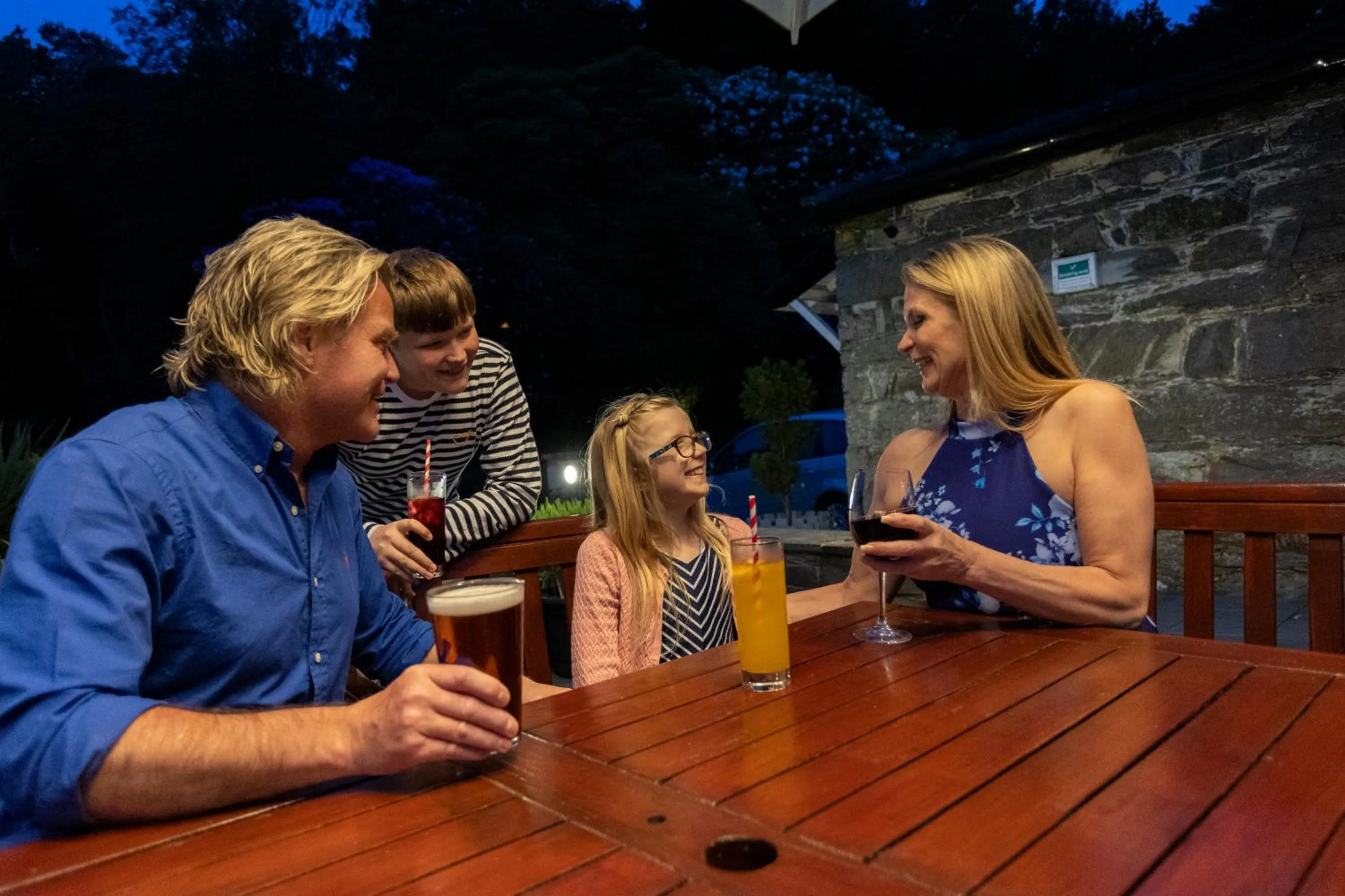 Restaurant/places to eat in Aberdunant Hall