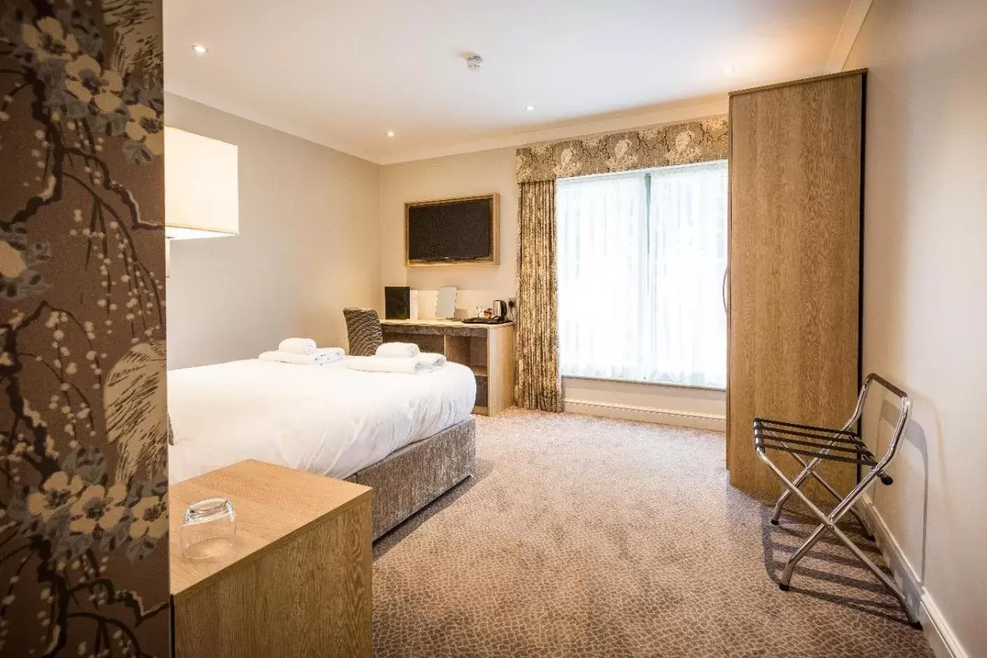 TV and multimedia, Bed in The Residence Hotel at The Nottinghamshire Golf & Country Club