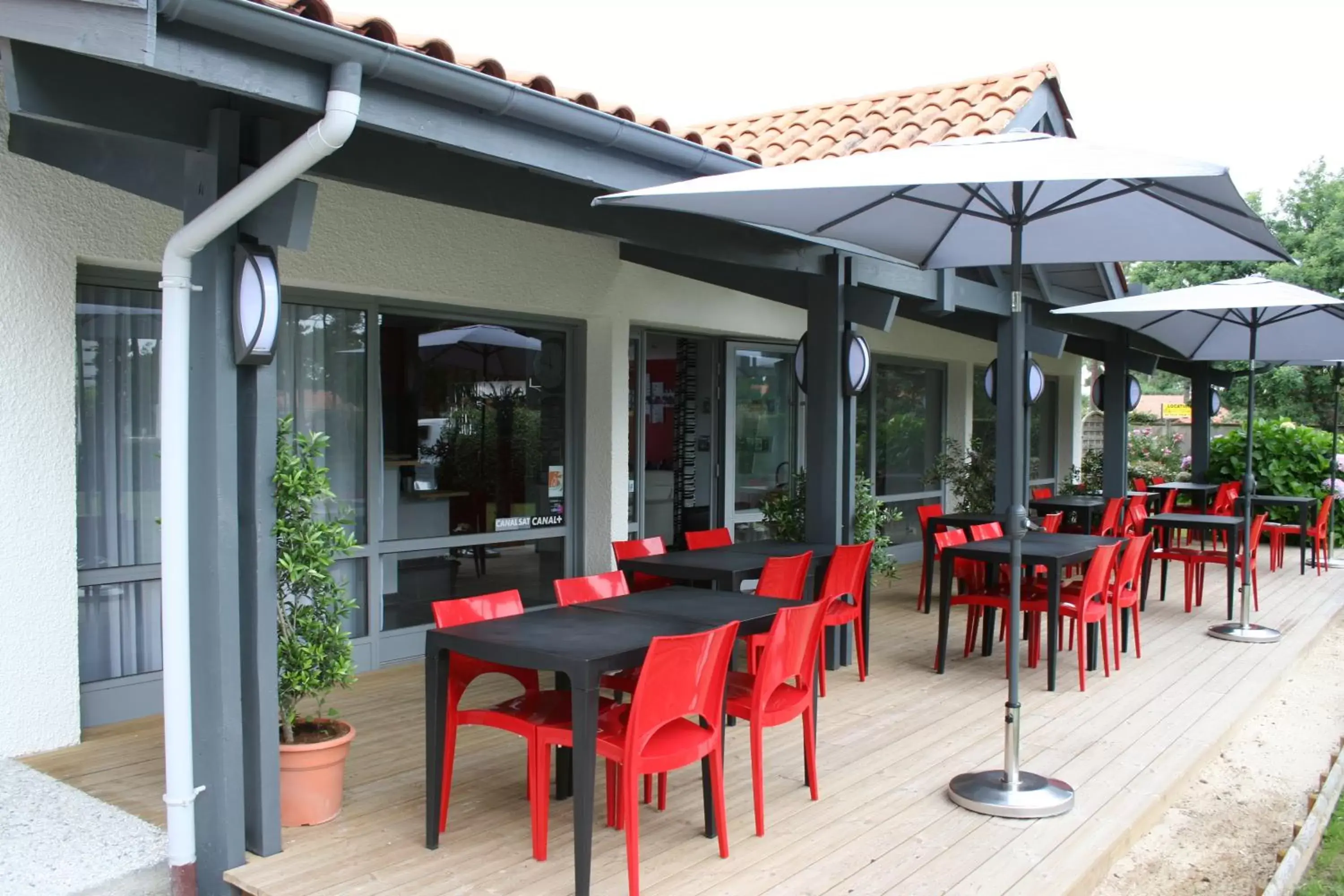 Patio, Restaurant/Places to Eat in Les Jardins de L'Ocean