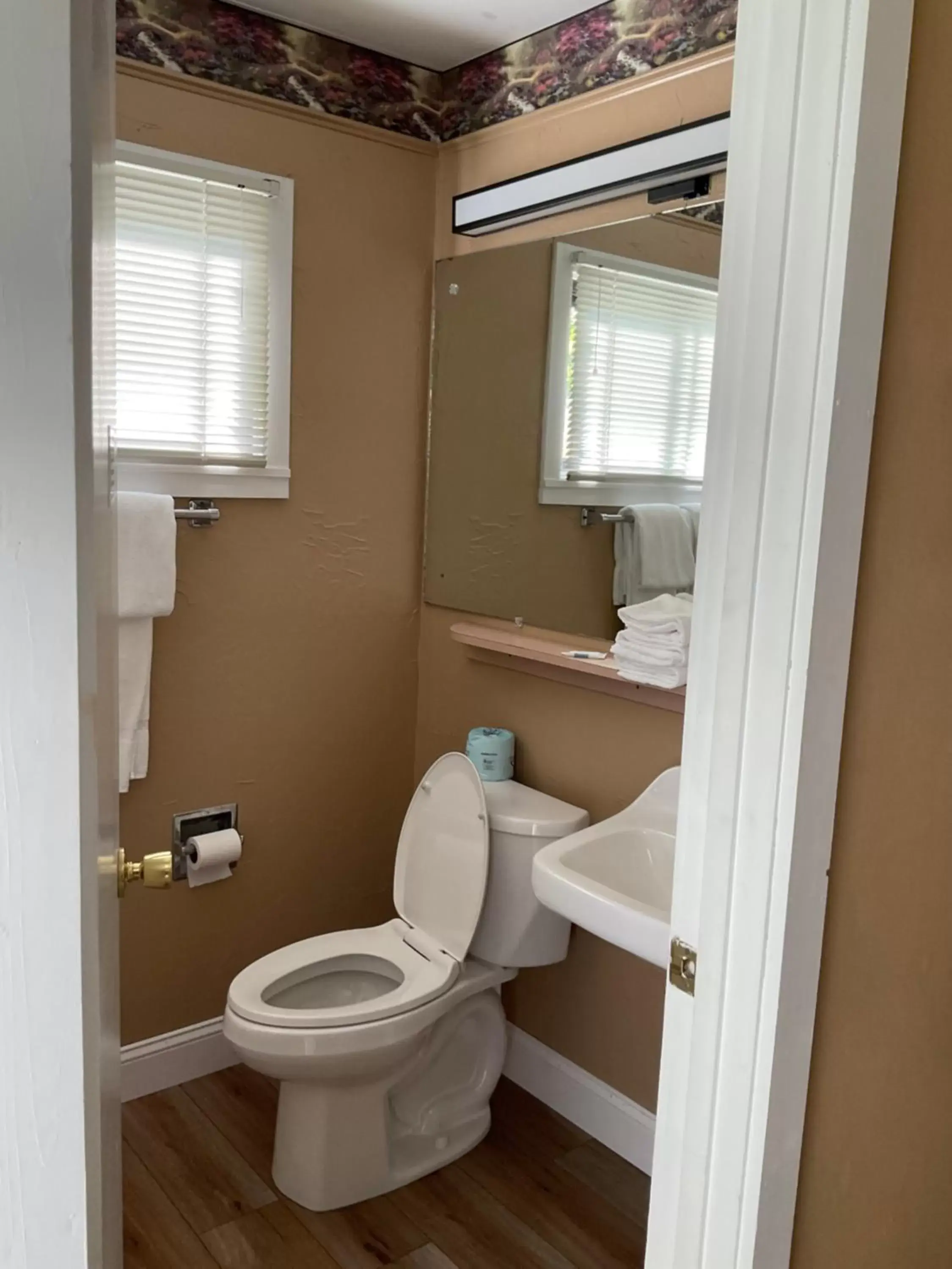 Bathroom in Carr's Northside Hotel and Cottages