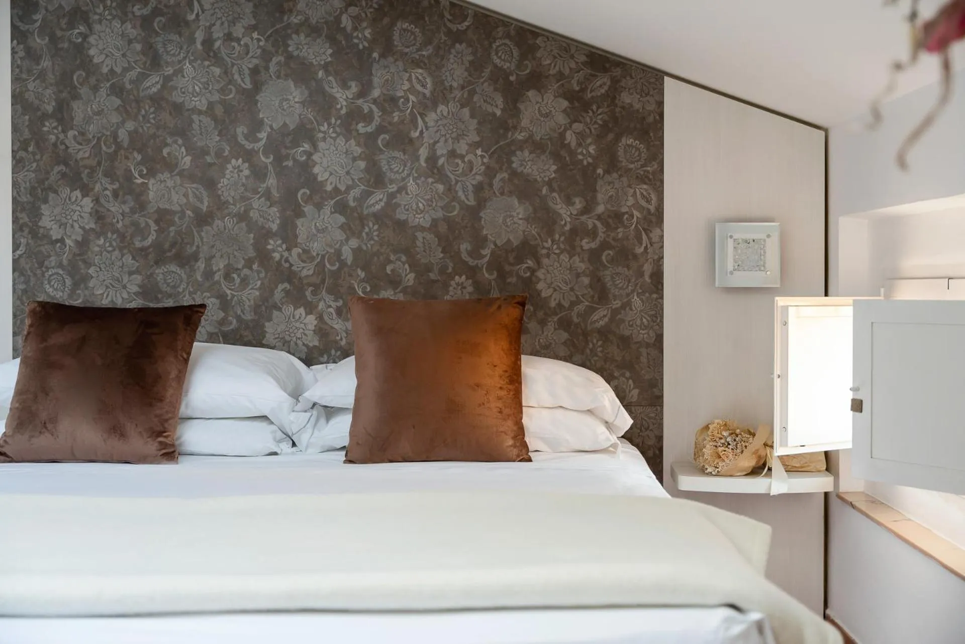 Photo of the whole room, Bed in Albergo Rossini 1936 - Small & Charming