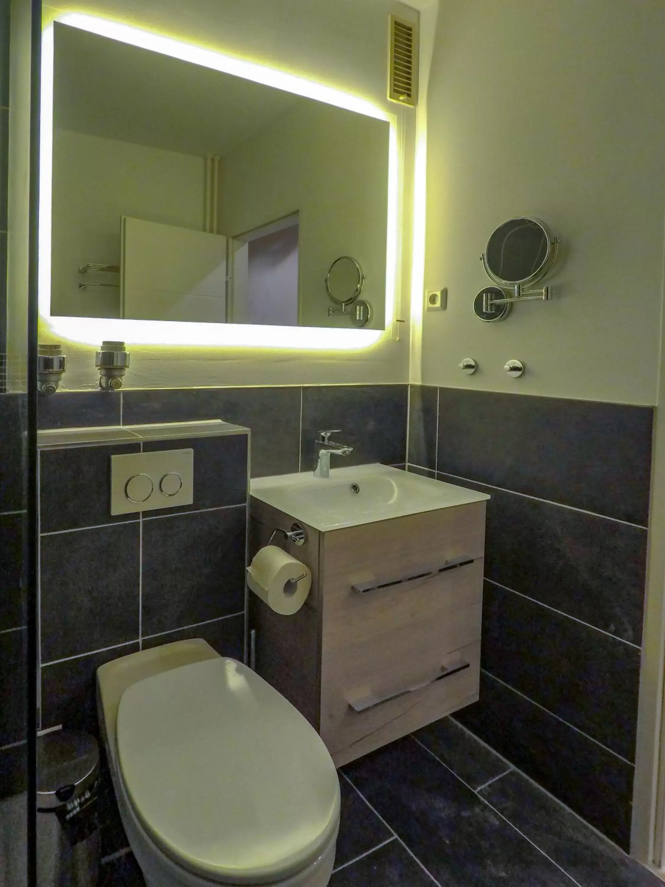Shower, Bathroom in Hotel Stadt Cuxhaven