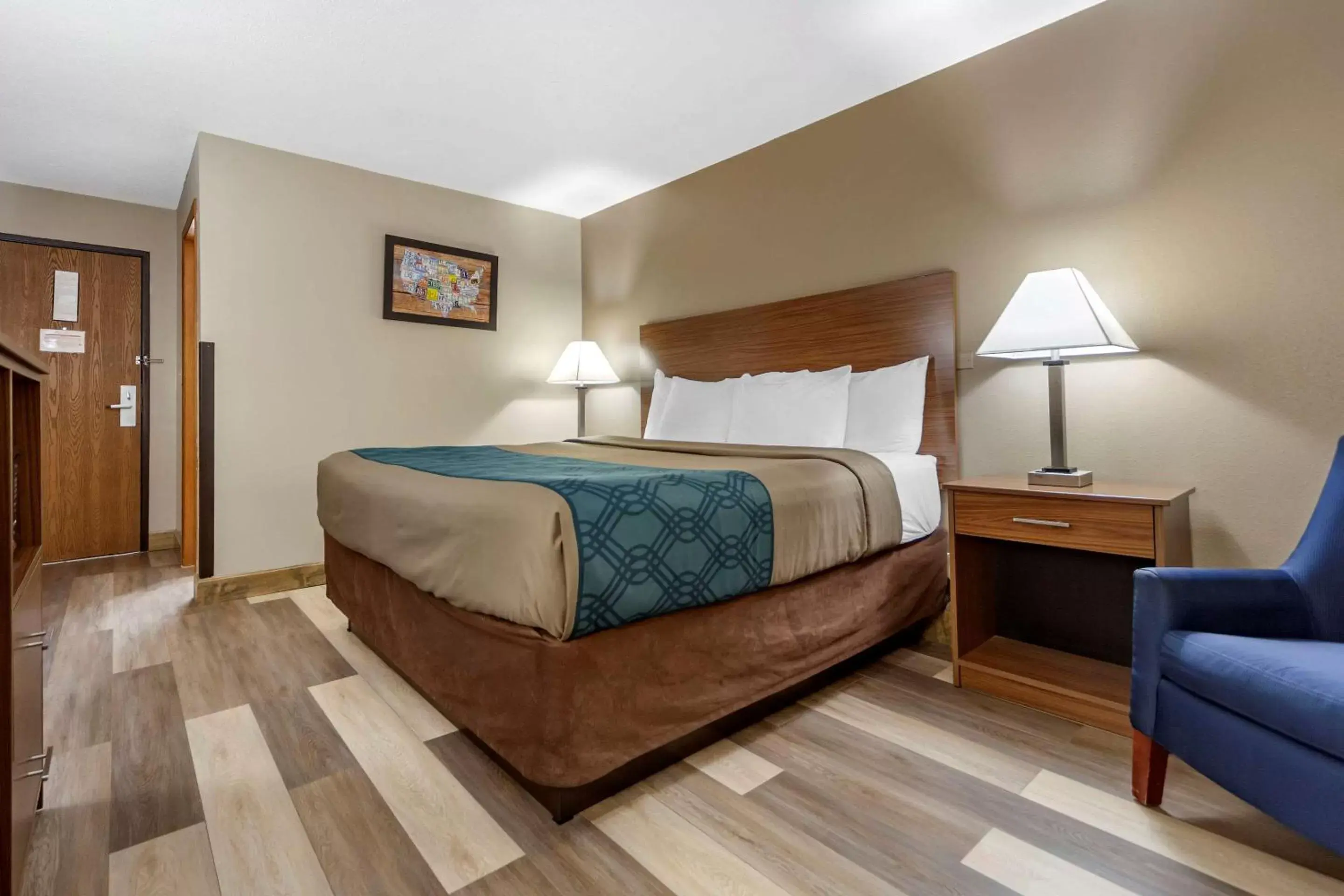 Photo of the whole room, Bed in Econo Lodge Hays I-70