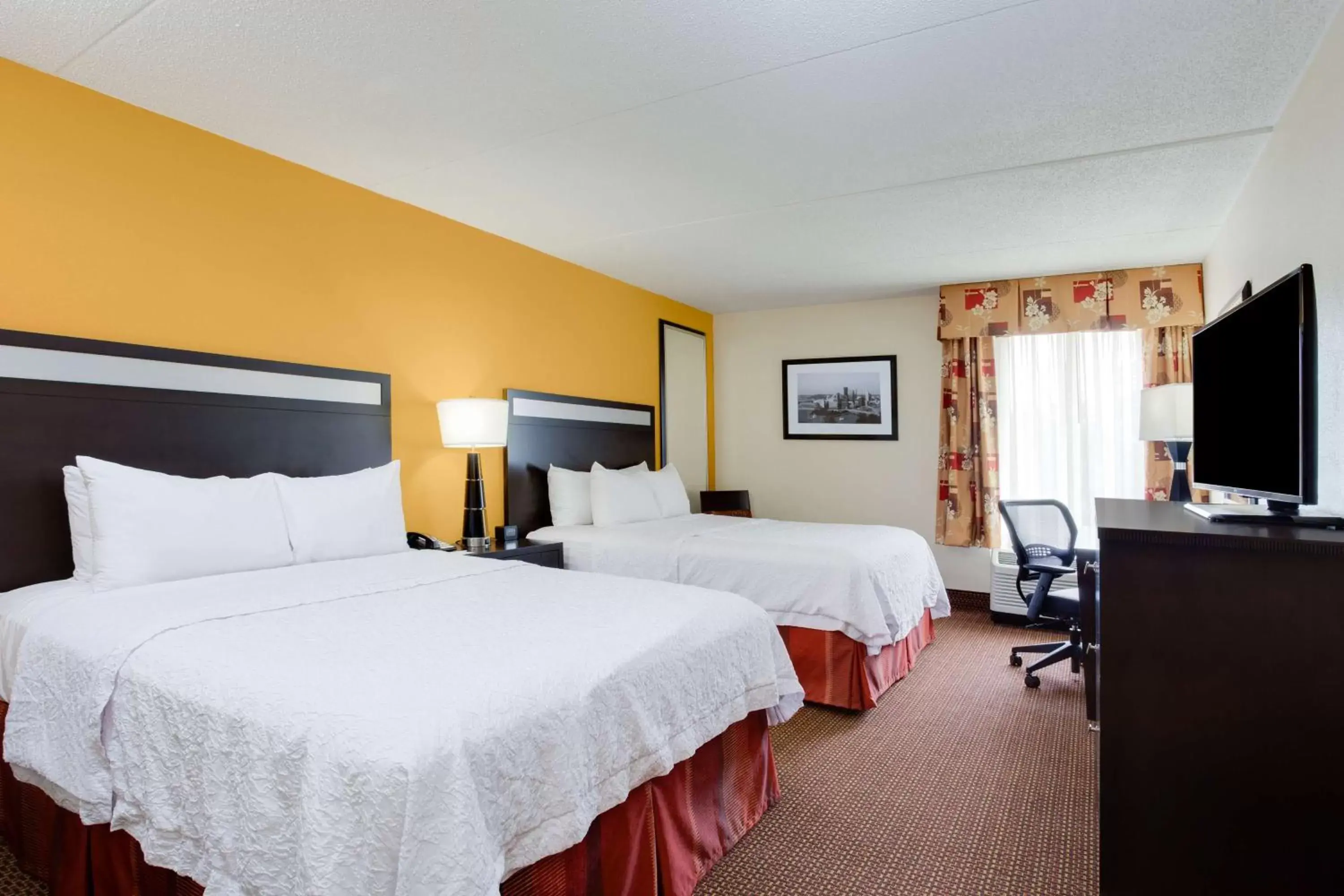 Bedroom in Hampton Inn Pittsburgh/West Mifflin