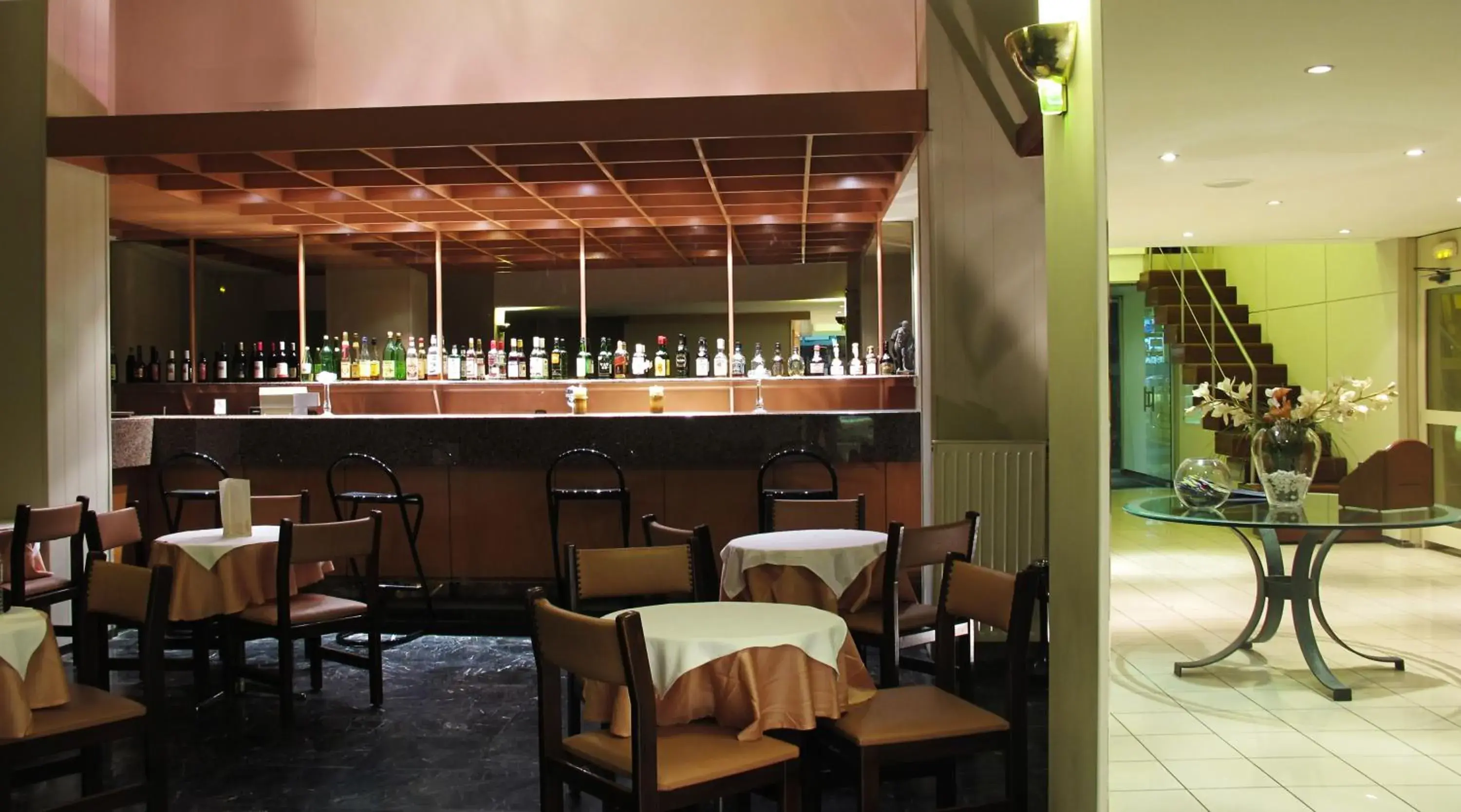 Lounge or bar, Restaurant/Places to Eat in El Greco Hotel