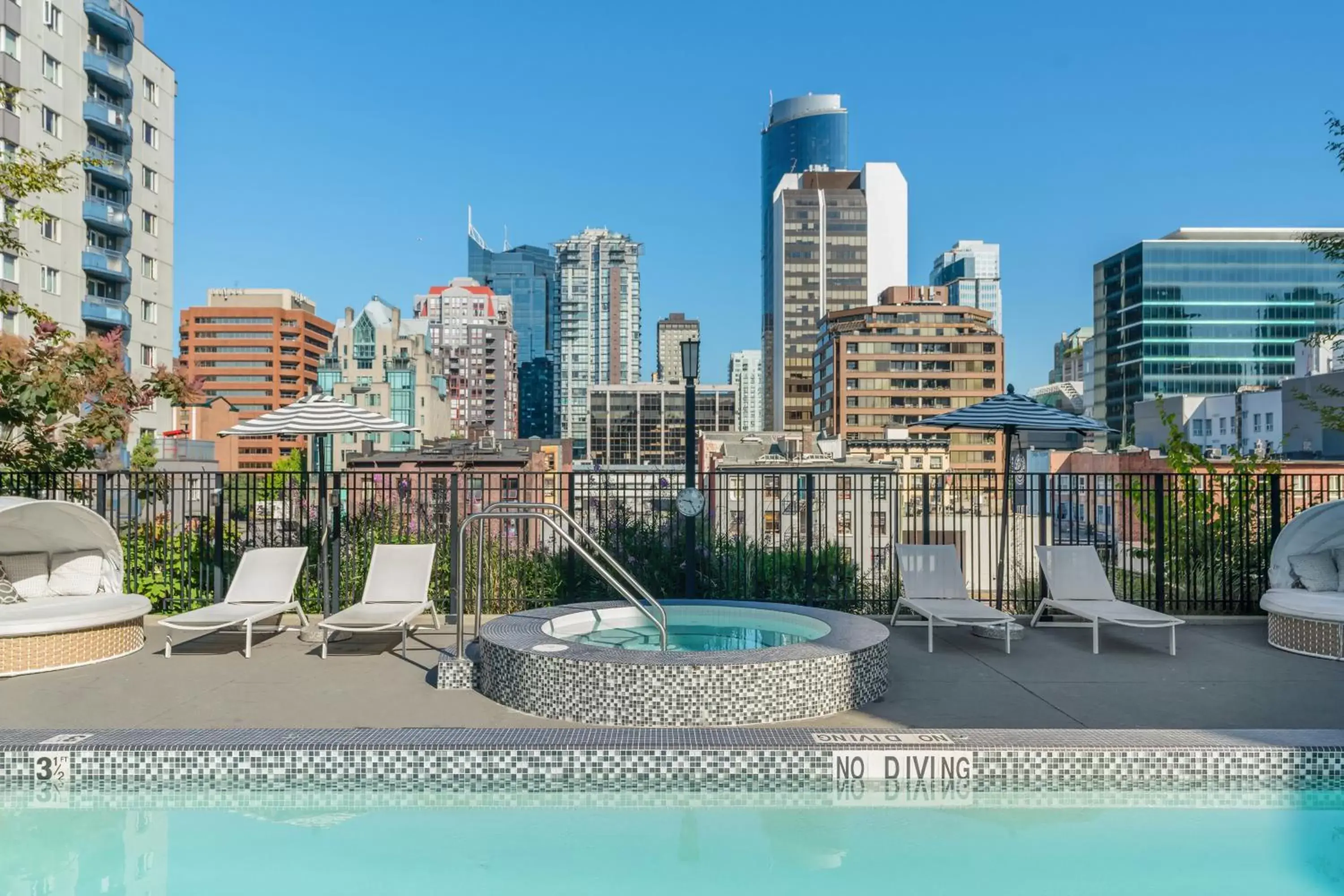 City view, Swimming Pool in Level Vancouver Yaletown - Seymour