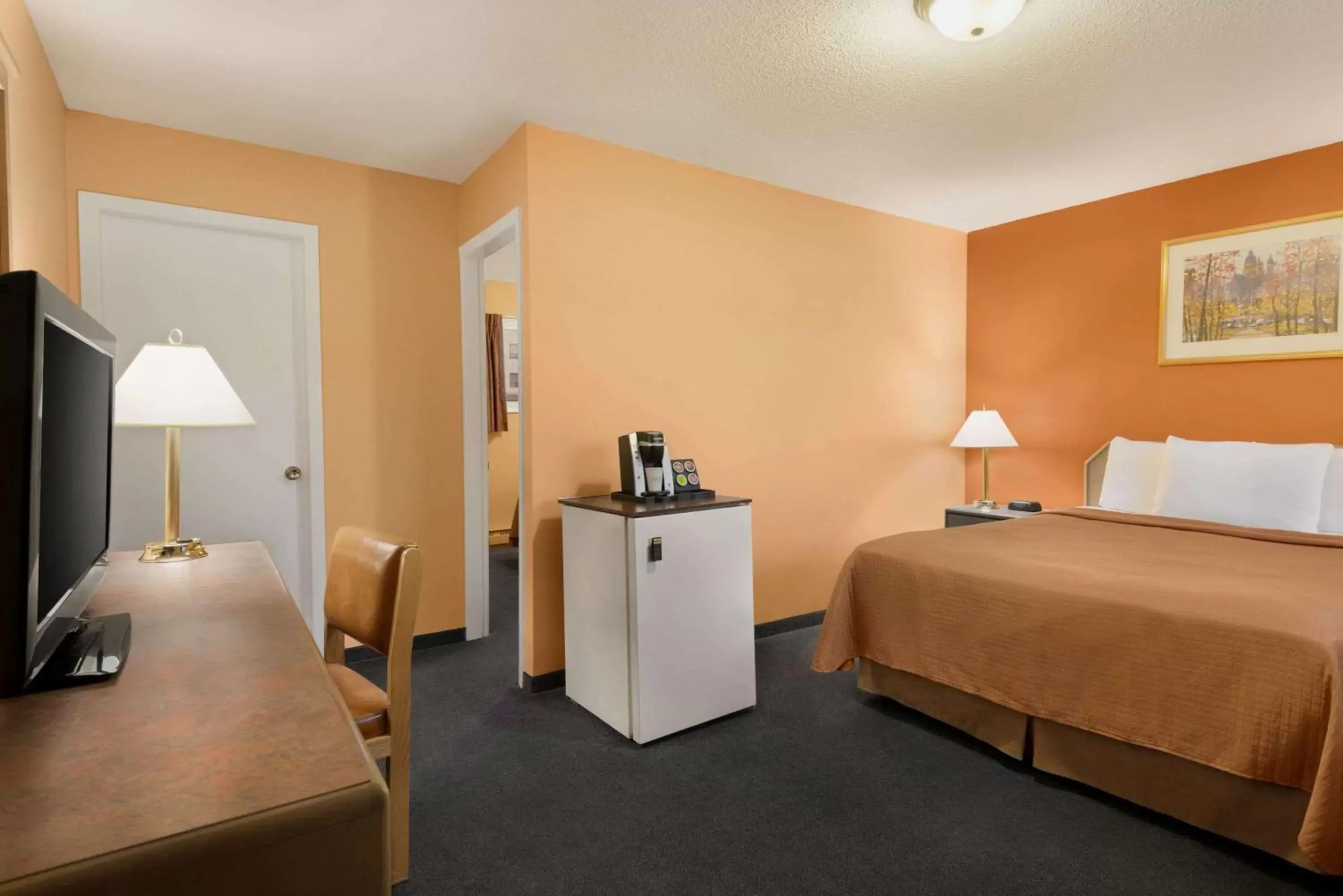 Photo of the whole room, Bed in Travelodge by Wyndham Quesnel BC
