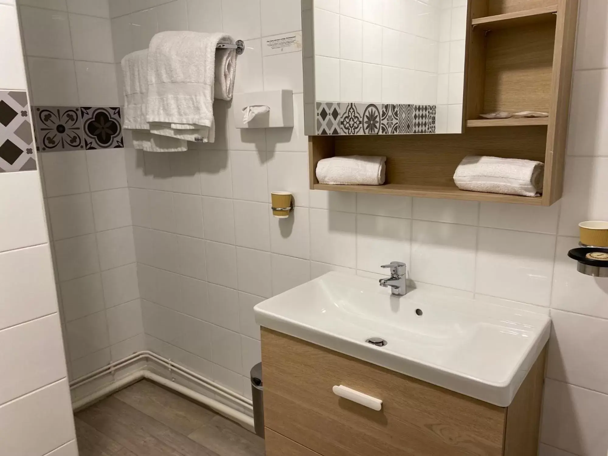 Shower, Bathroom in Le Regina Hôtel restaurant