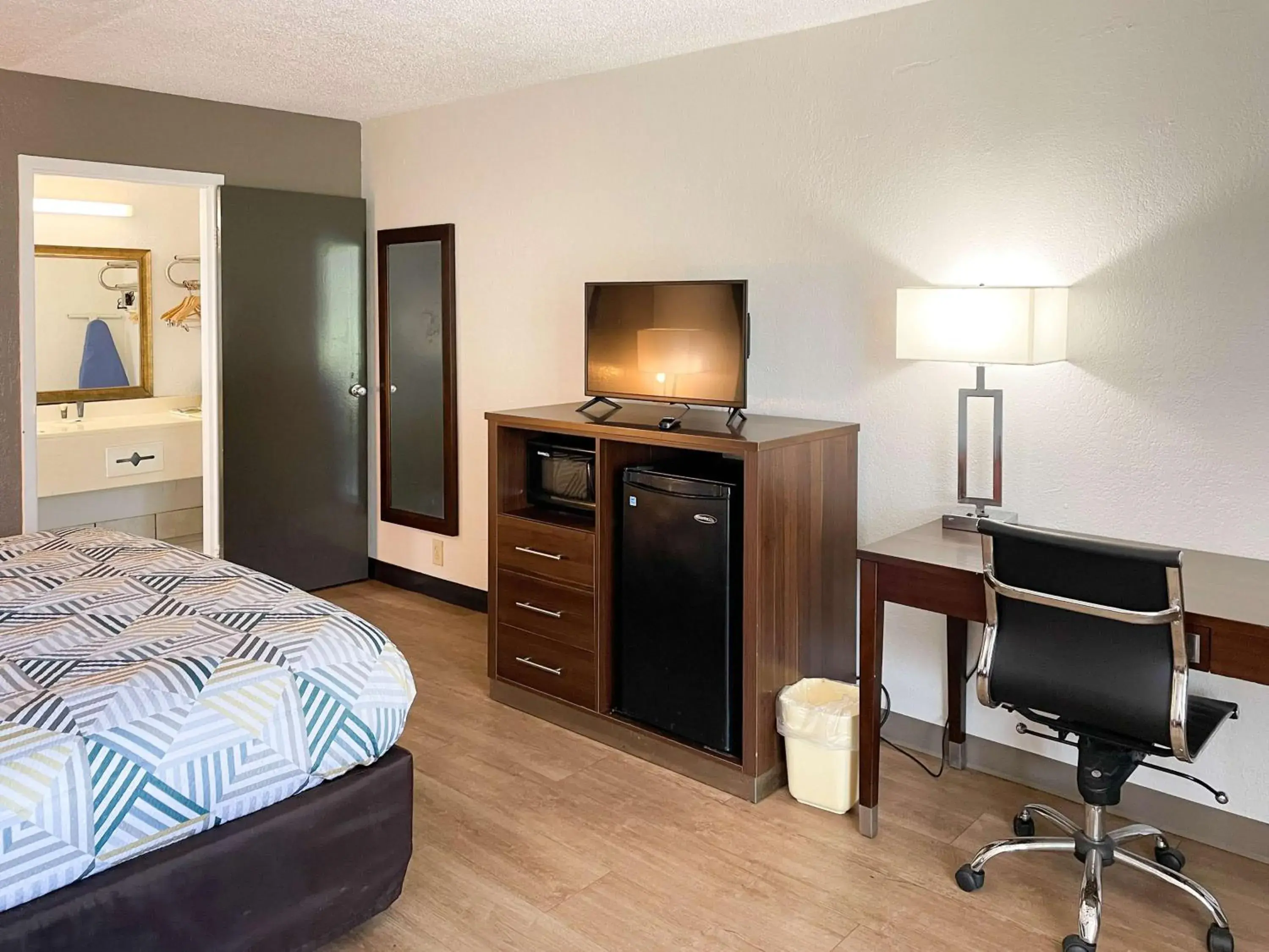 King Room with Roll-in Shower - Disability Access - Non-Smoking in Motel 6 Opelika, AL King Room with Roll-in Shower - Disability Access - Non-Smoking in Motel 6 Opelika, AL