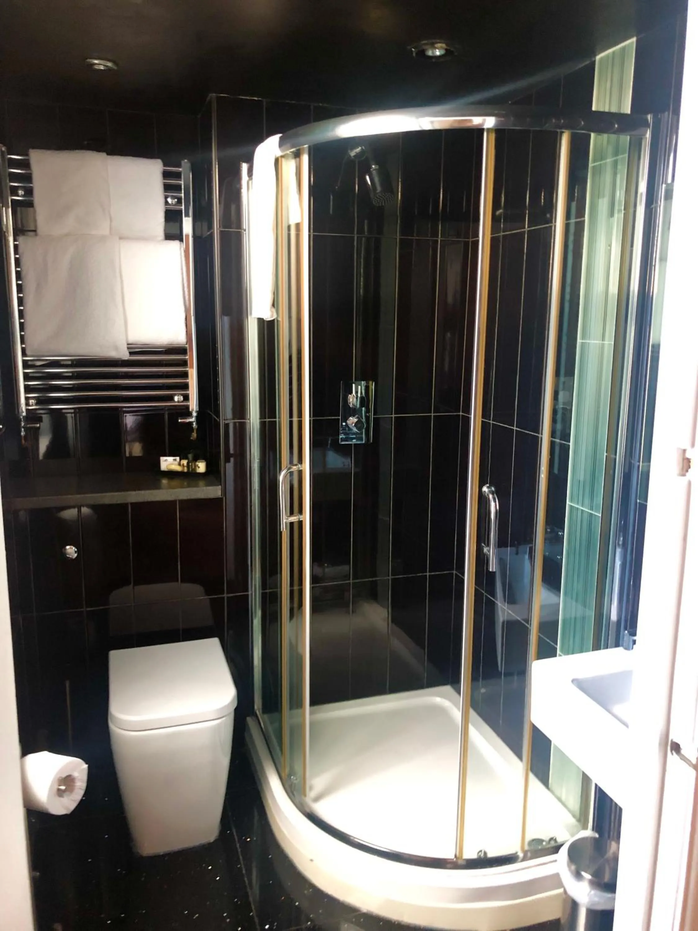 Shower in The Lilly Restaurant With Rooms