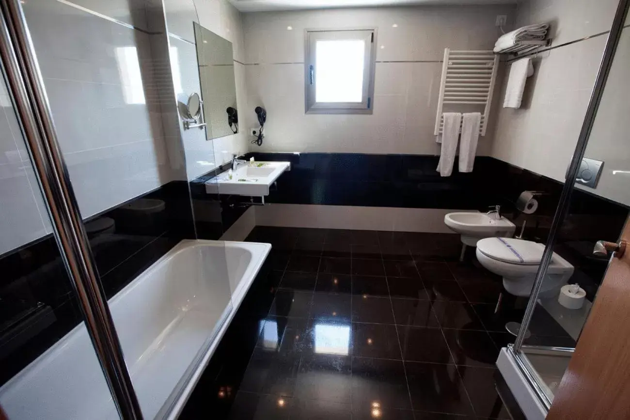 Bathroom in Hotel Allon Mediterrania