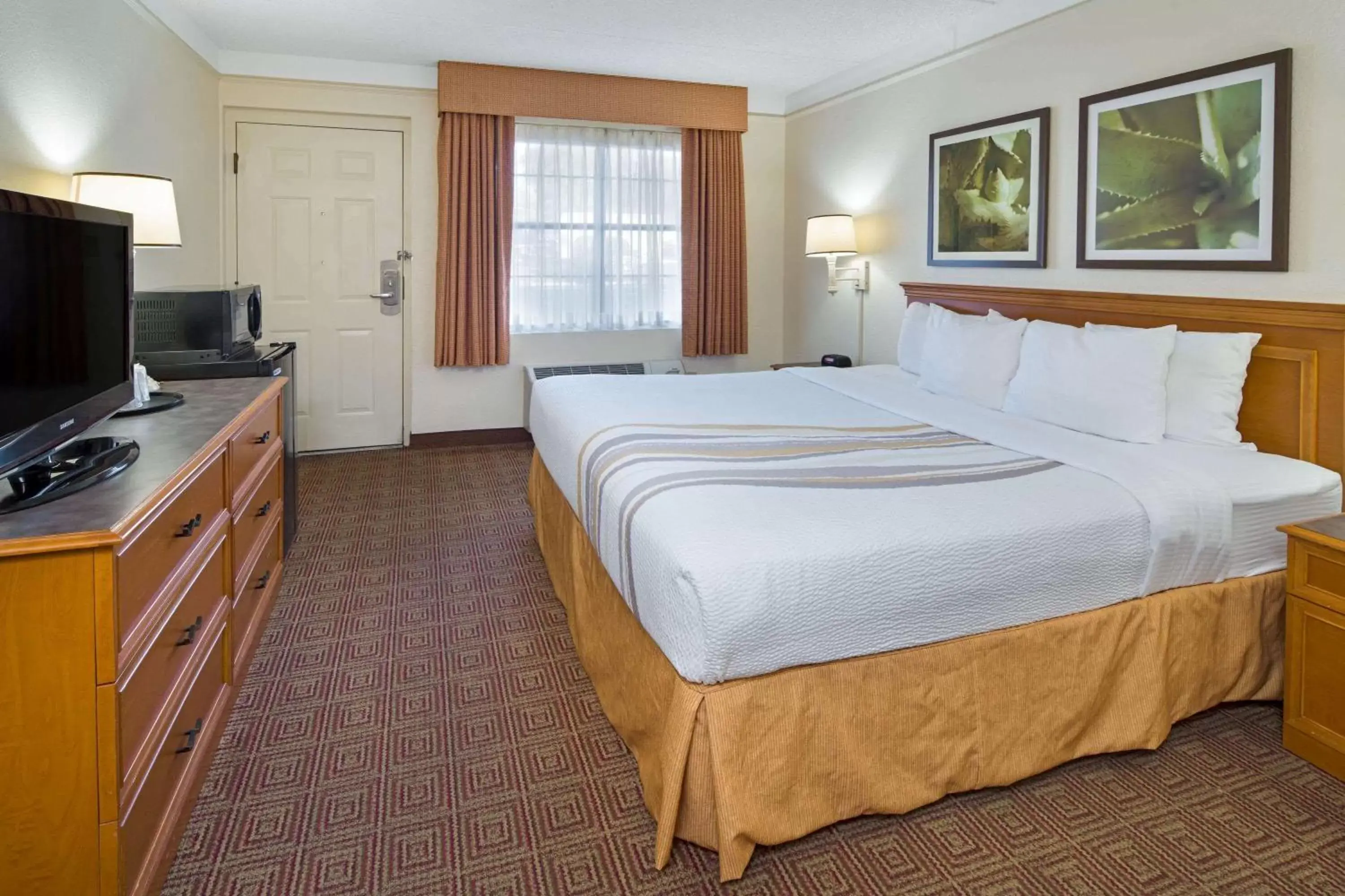 Photo of the whole room, Bed in La Quinta Inn by Wyndham San Diego - Miramar