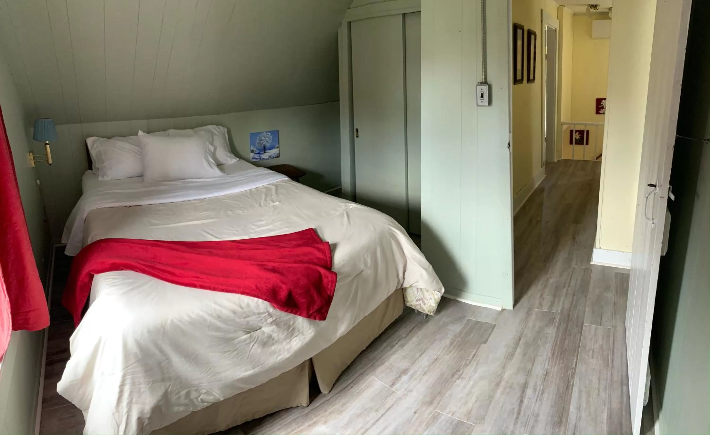 Bed in Alma Shore Lane Suites & Cottages