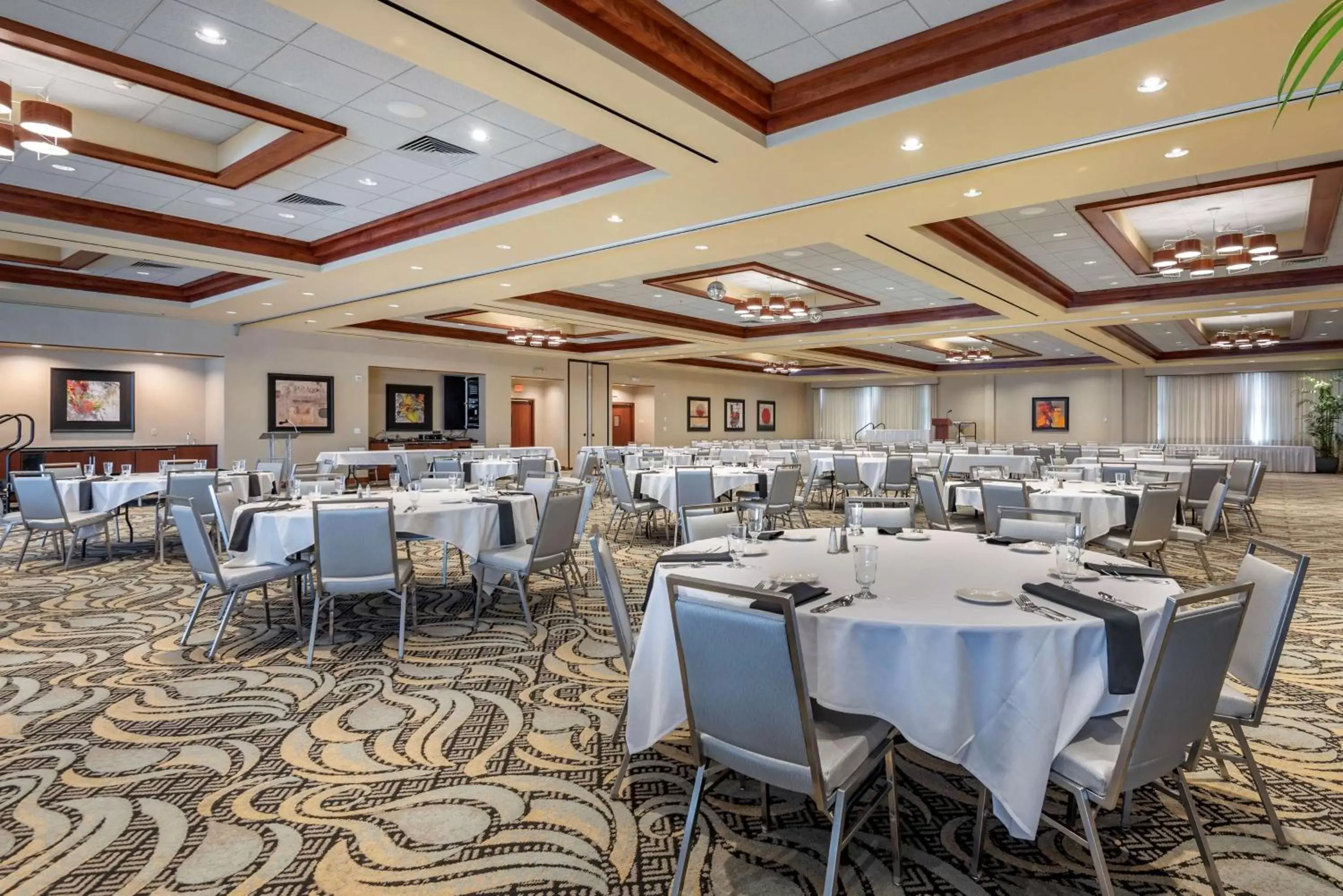 Meeting/conference room, Restaurant/Places to Eat in Best Western Plus Oswego Hotel and Conference Center
