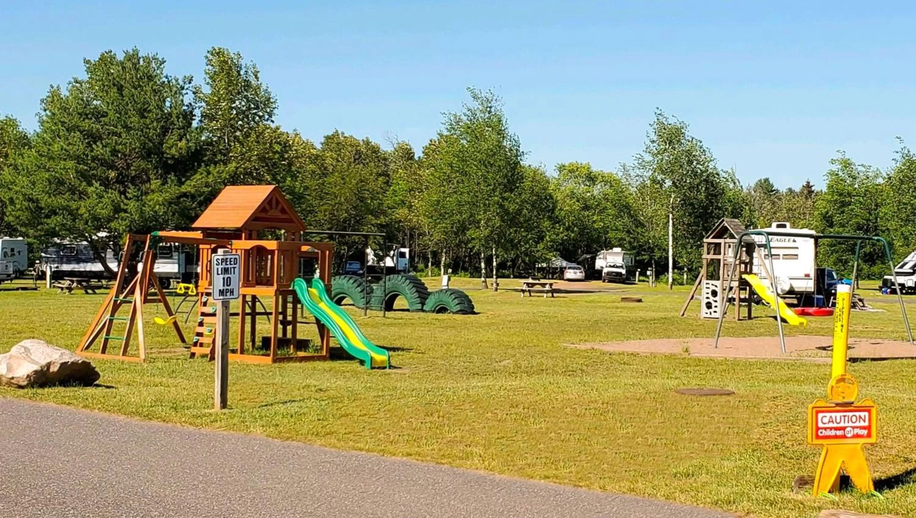 Property building in Jasper Ridge Inn Ishpeming
