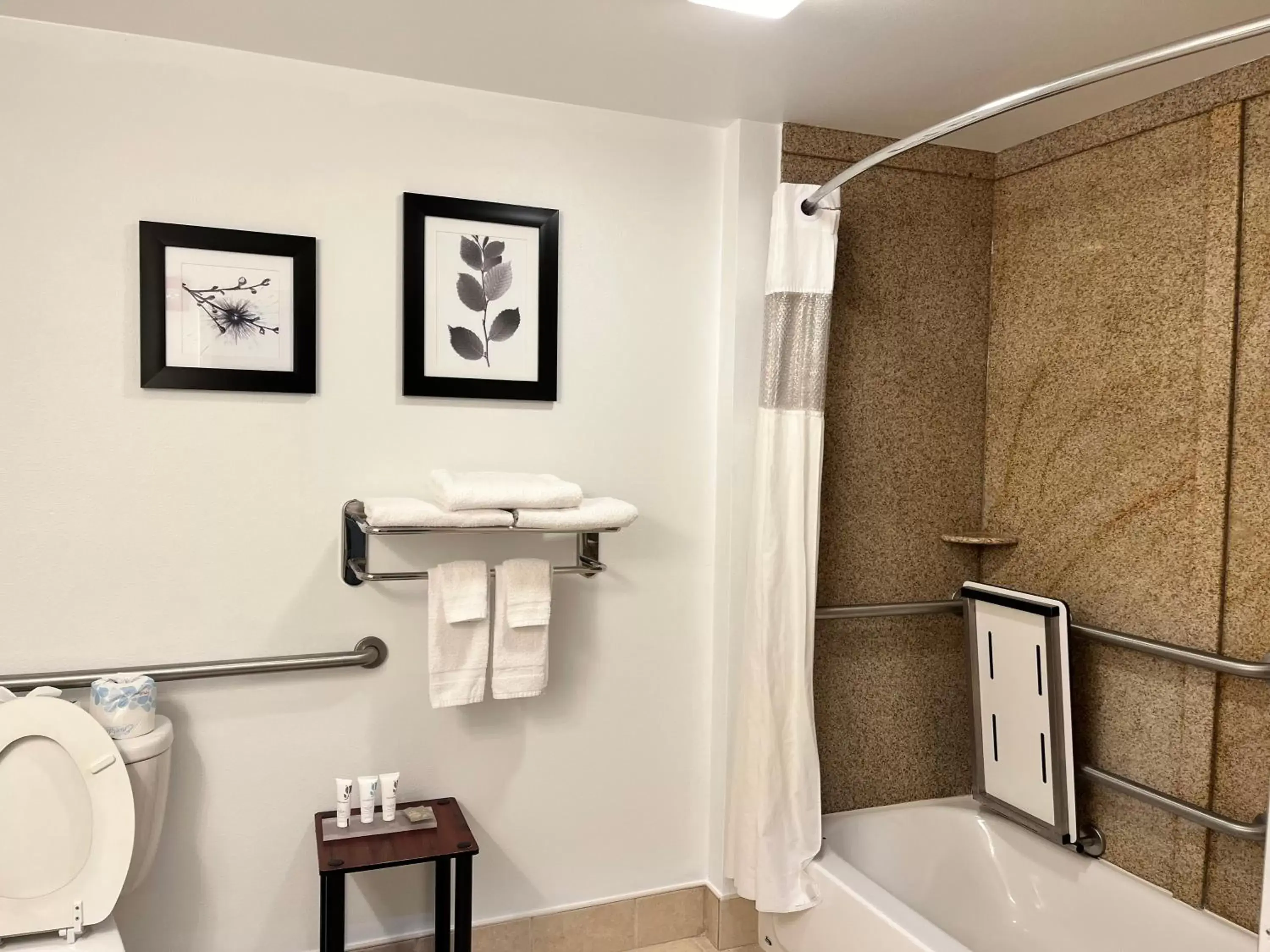 Bathroom in Country Inn & Suites by Radisson, Harrisburg - Hershey-West, PA