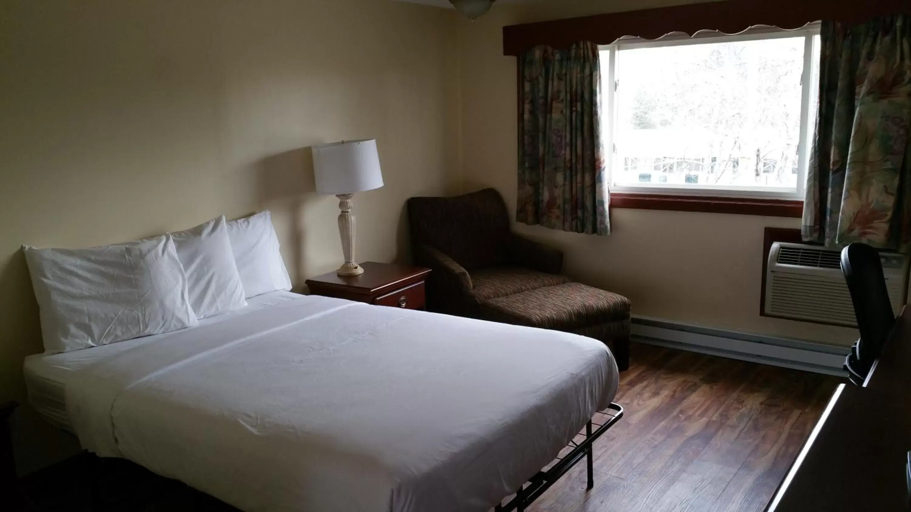 Day, Bed in Dartmouth Motor Inn