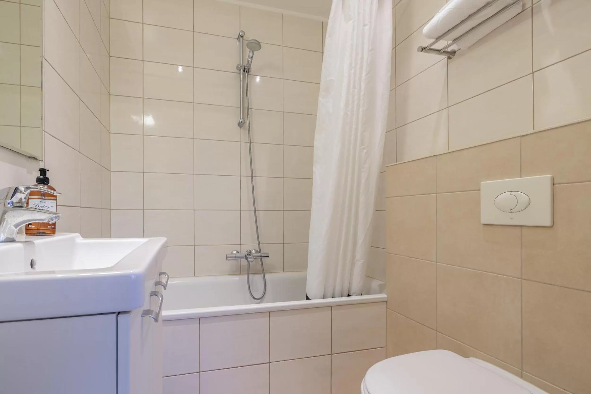 Bathroom in Snorri's Guesthouse