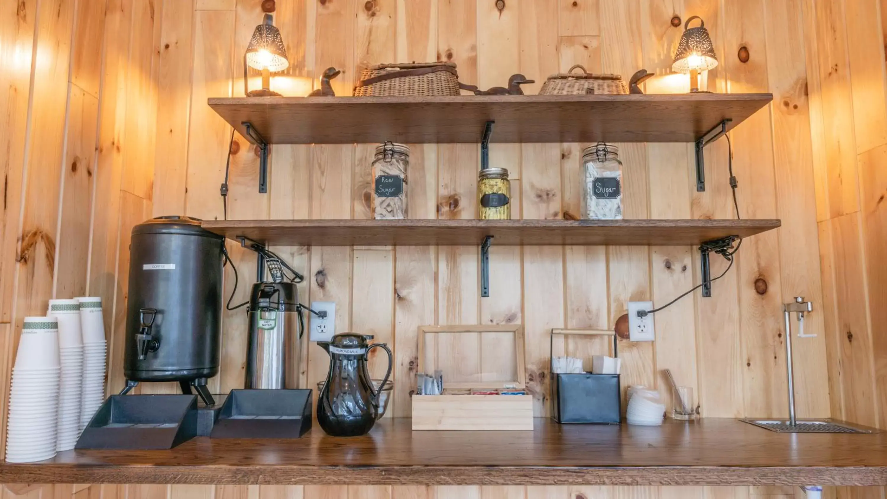 Coffee/tea facilities, Kitchen/Kitchenette in Hunter Lodge, a Bluebird by Lark