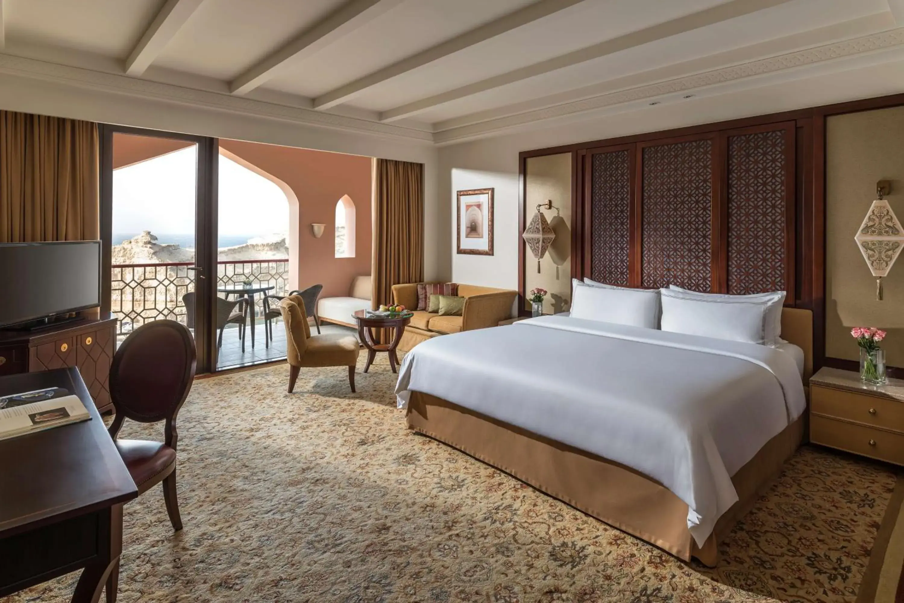Bed in Shangri-La Al Husn Resort & Spa