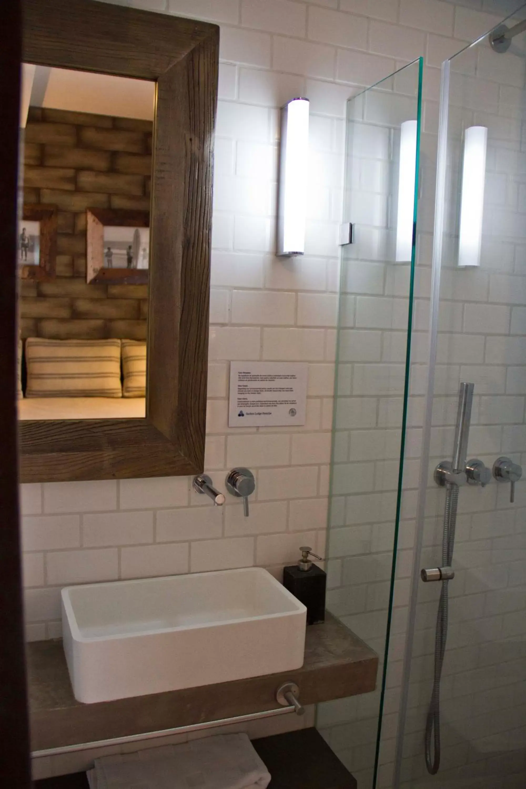 Bathroom in Surfers Lodge Peniche