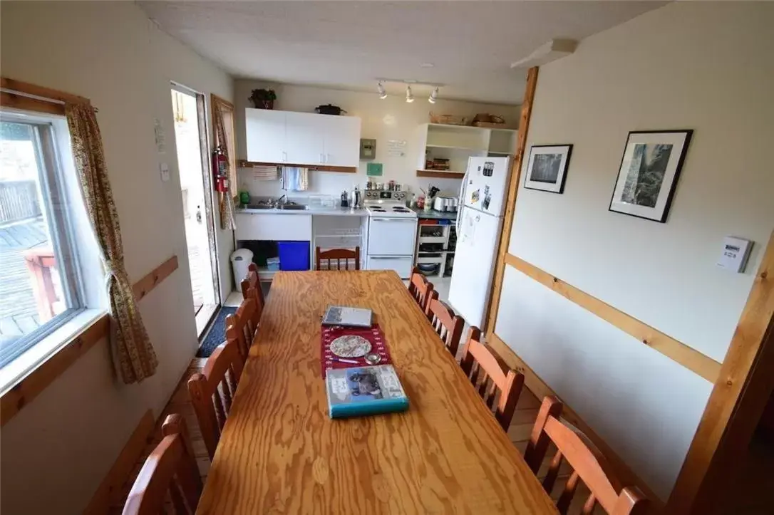 Communal kitchen, Dining Area in Misty River Lodge