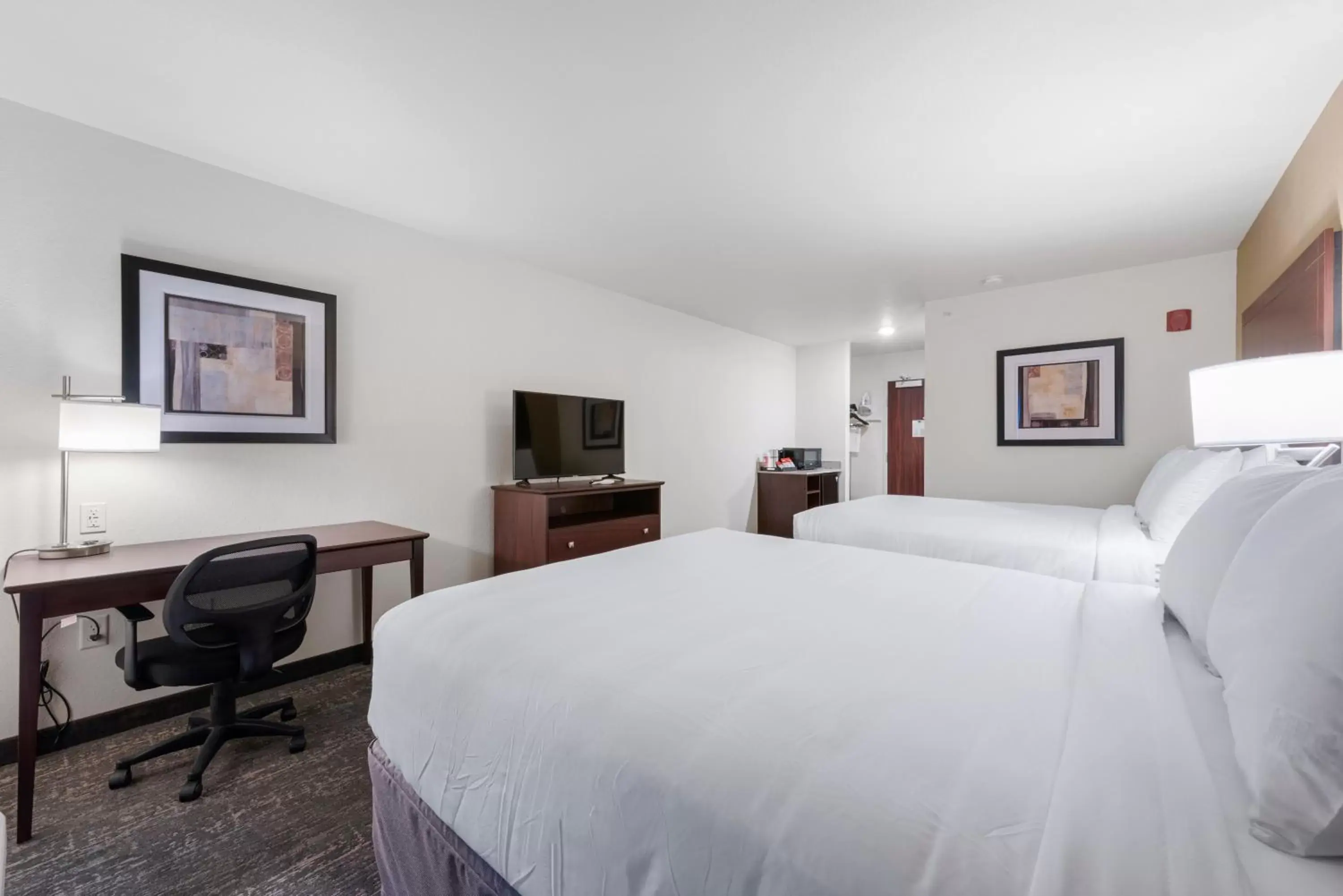 Bed in Cobblestone Hotel & Suites - Urbana