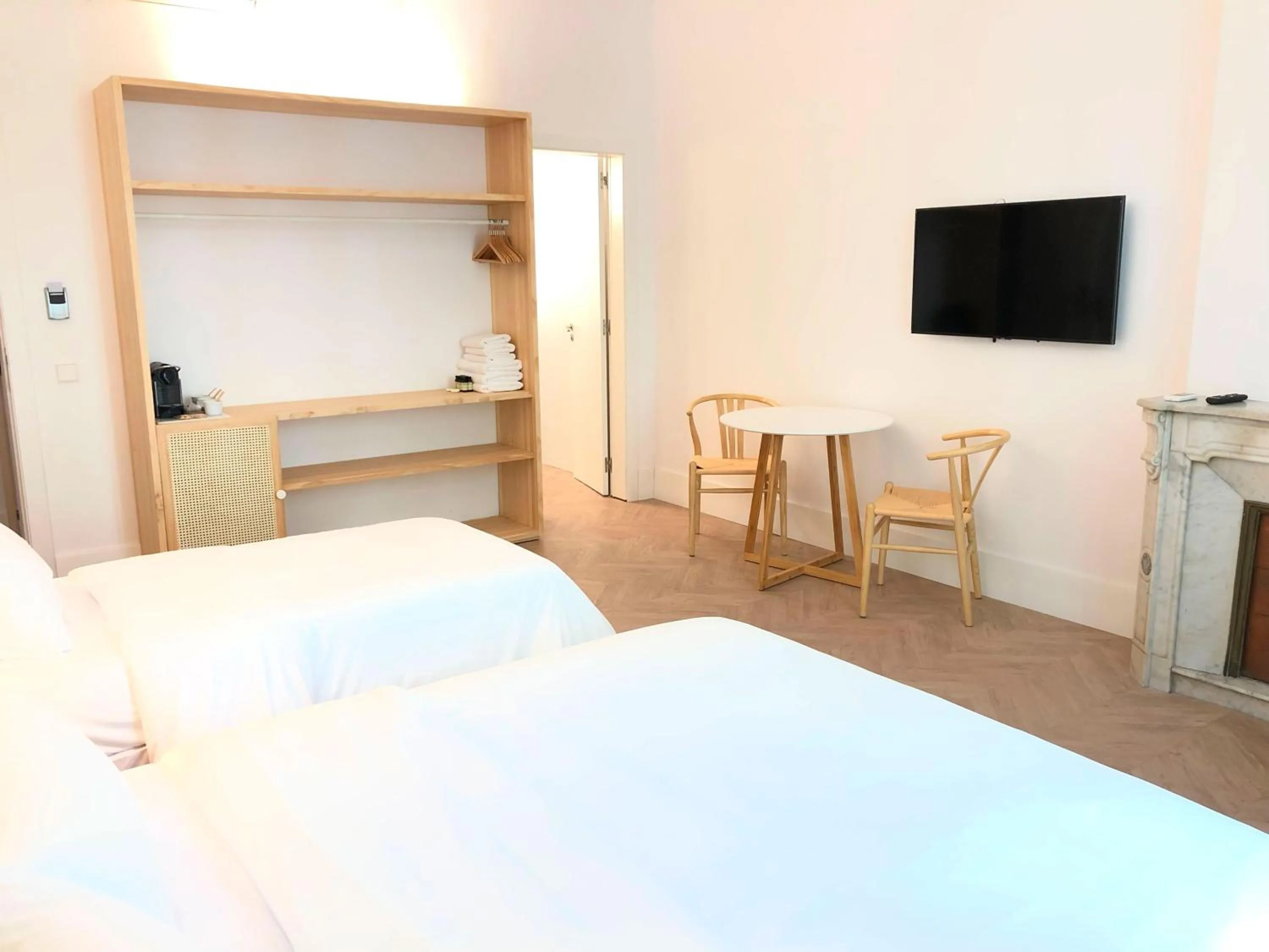 Photo of the whole room, Bed in The MO House