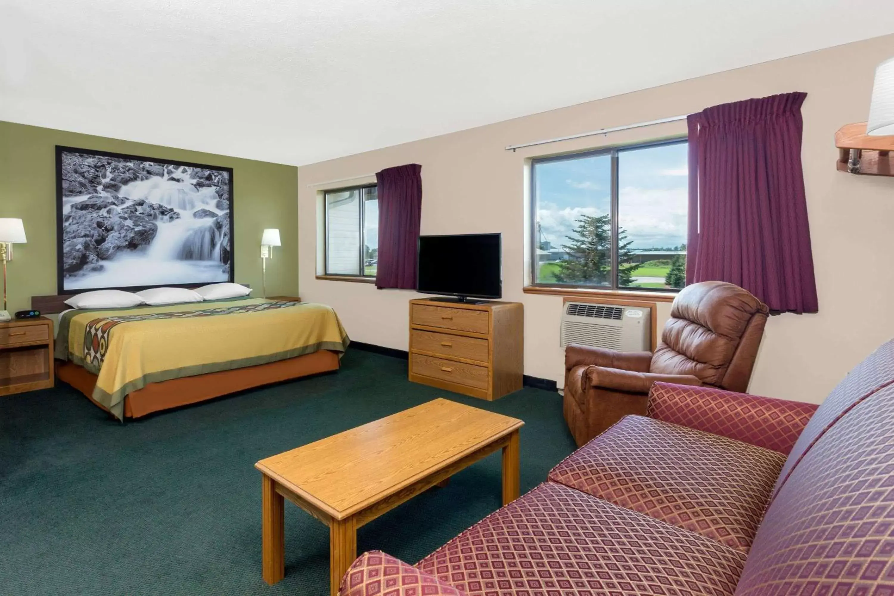 Photo of the whole room in Super 8 by Wyndham Antigo