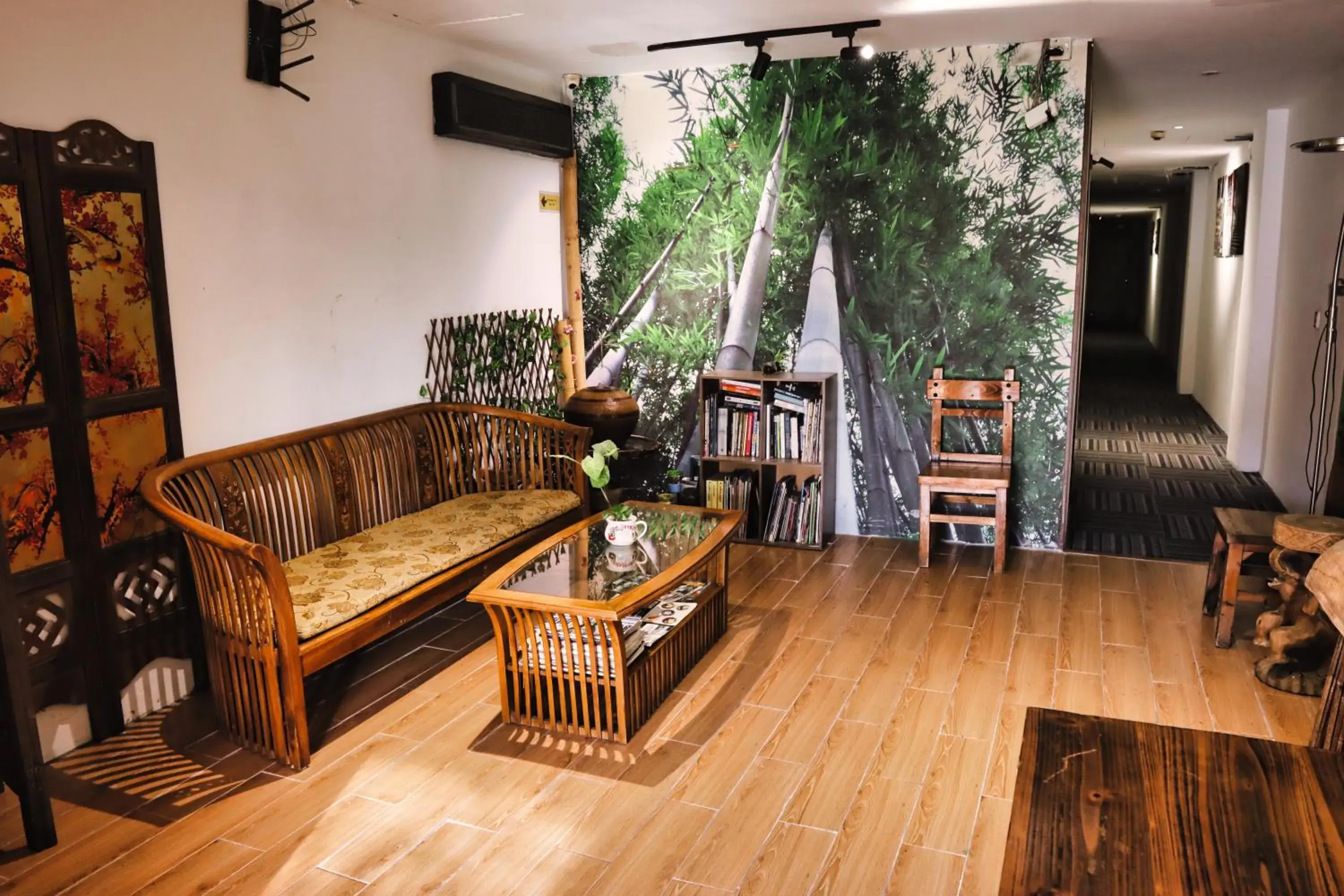 Communal lounge/ TV room, Seating Area in Rain Forest Hotel