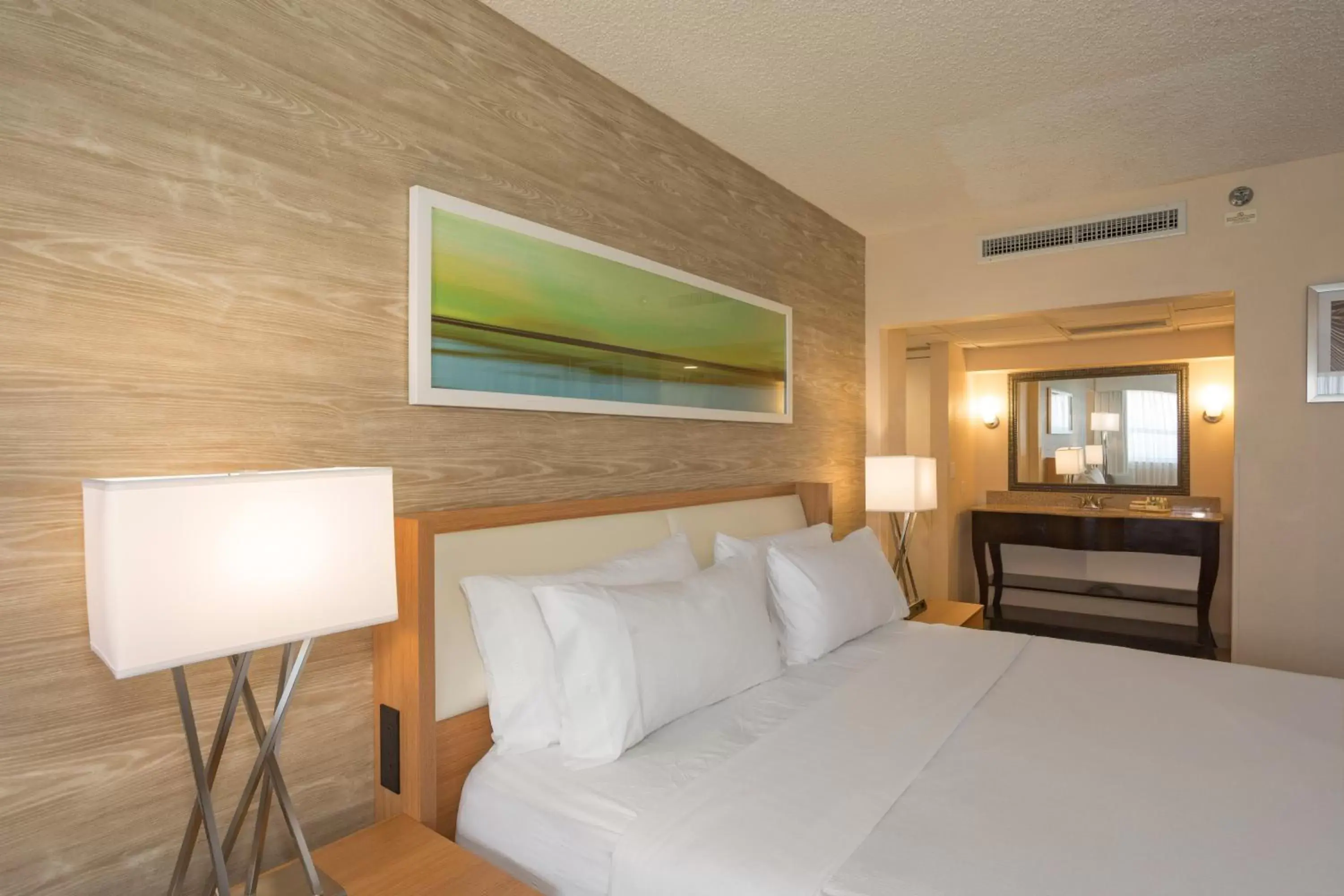 Photo of the whole room, Bed in Holiday Inn Miami Beach-Oceanfront, an IHG Hotel