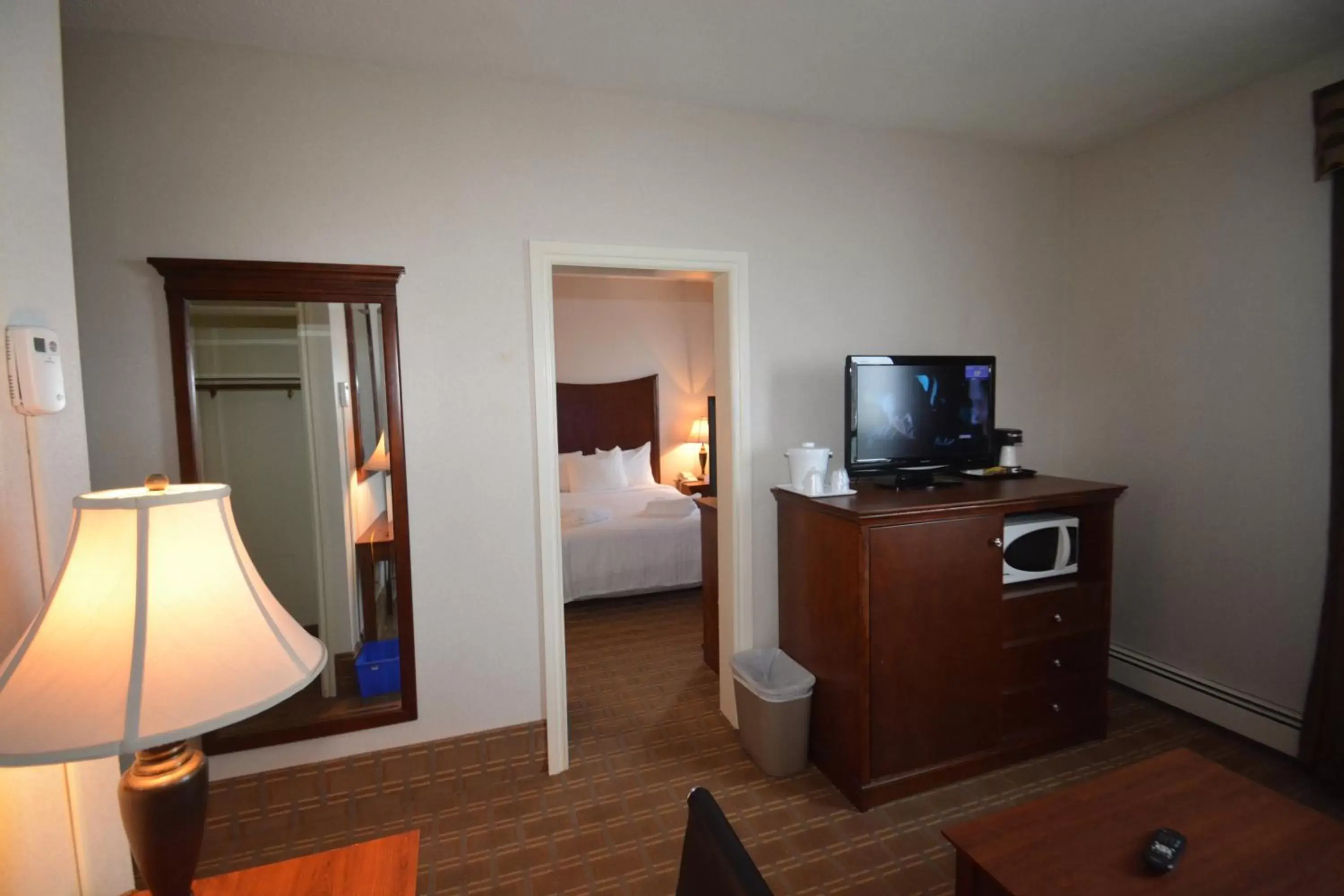 Living room, TV/Entertainment Center in Prince Arthur Waterfront Hotel & Suites