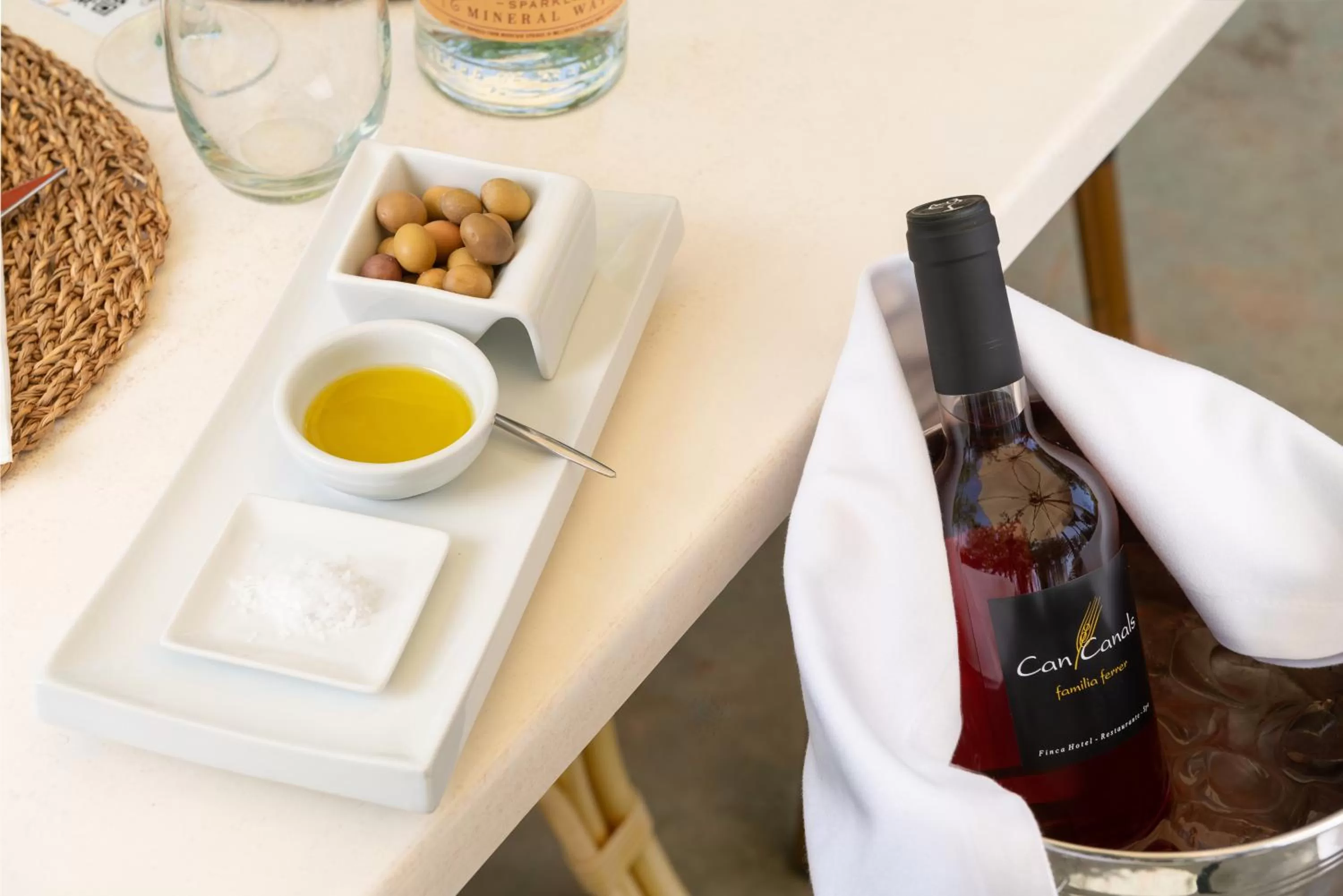 Food and drinks in Finca Hotel Can Canals & Spa