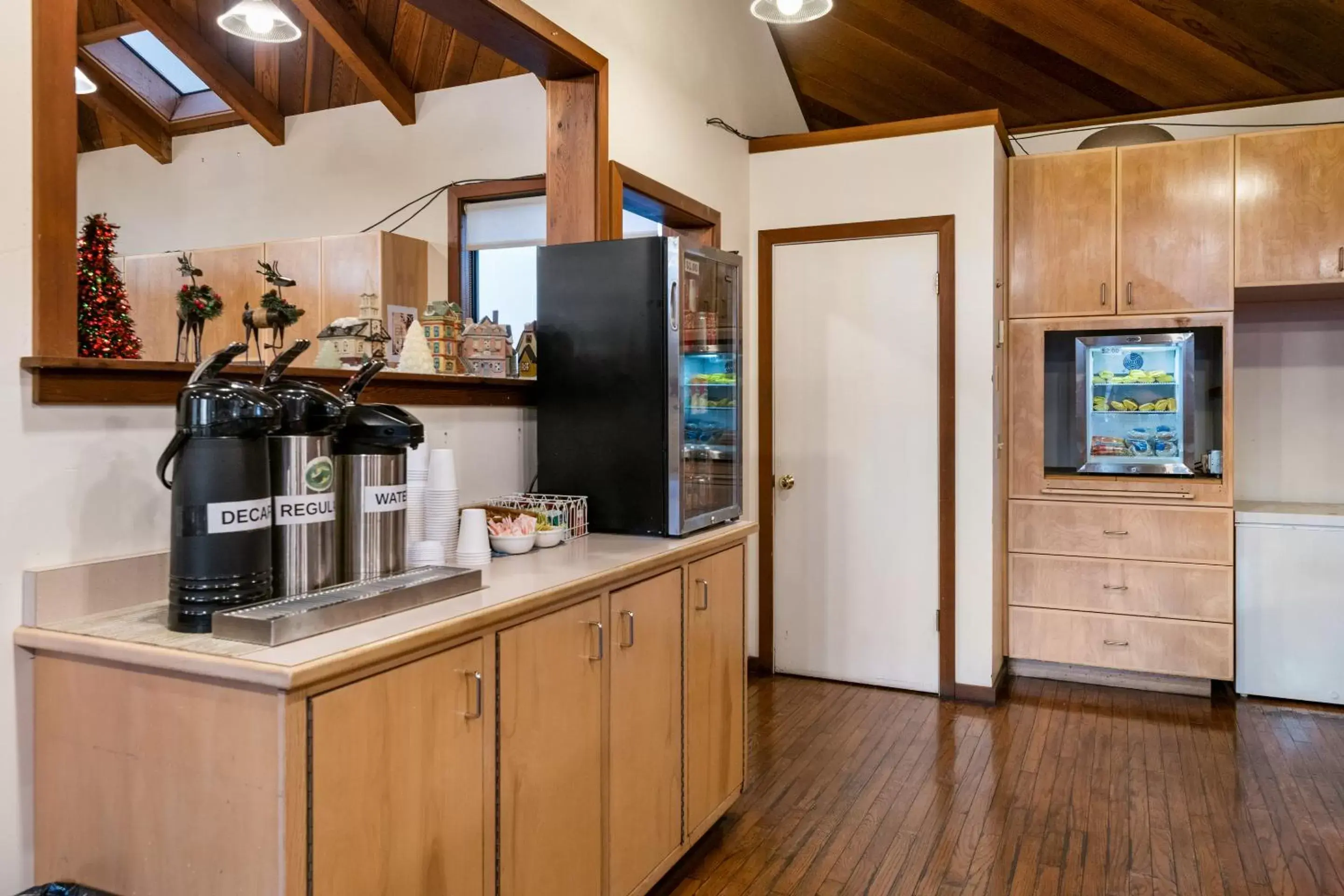 Kitchen/Kitchenette in Harbor Lite Lodge